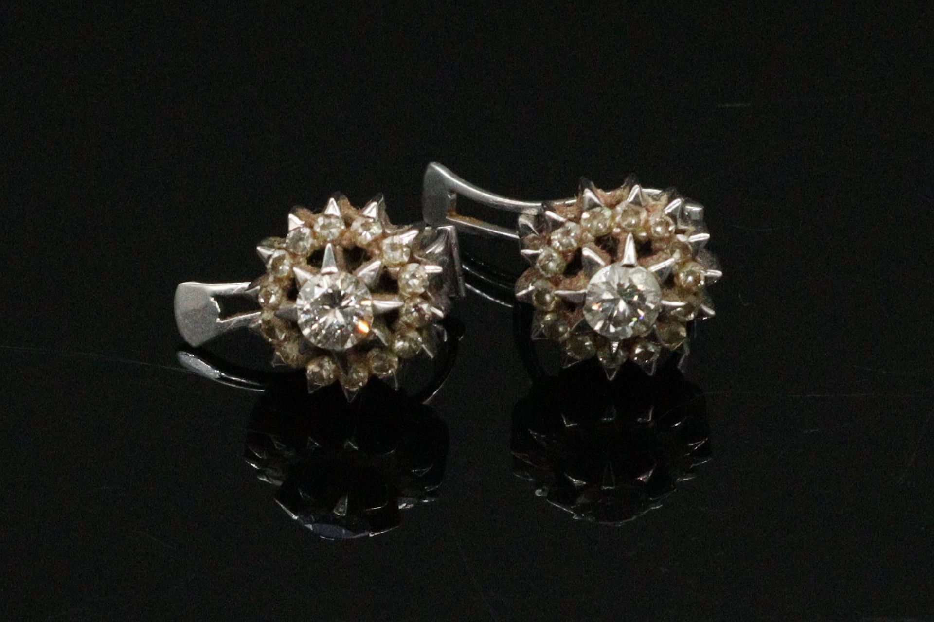 Null Pair of 18k (750) white gold and diamond earrings. 

Gross weight : 7.02 g.