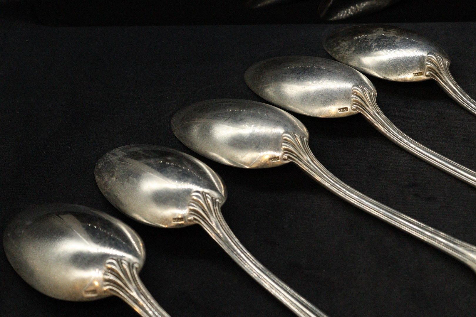 Null Set di posate in argento composto da: 6 cucchiai, due piccoli pezzi da port&hellip;