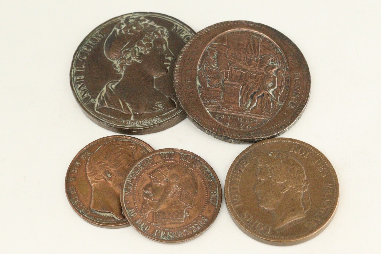 Null 一套五枚18世纪和19世纪的硬币和奖章。

- 讽刺性铜币--拿破仑三世的色当战败。

正面：拿破仑三世戴着头盔，头盔上拴着一个点，领子上写着SEDA&hellip;