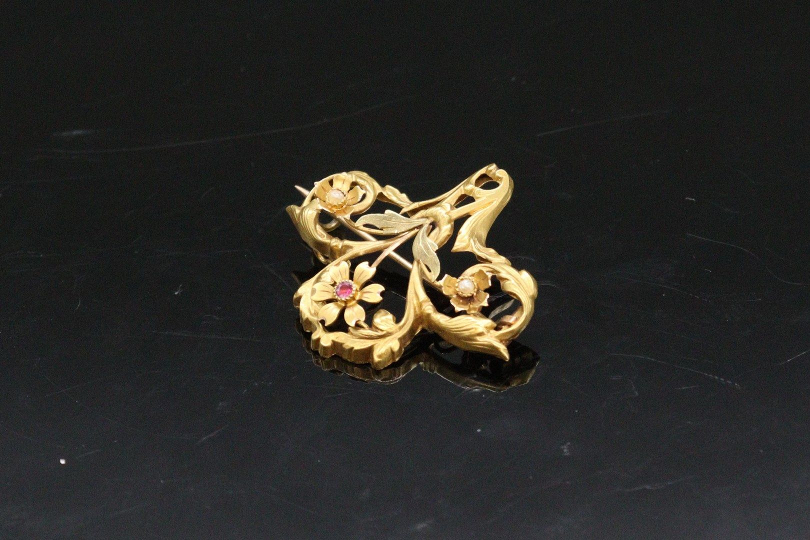 Brosche aus 18 Karat Gelbgold (750) in Form einer Blume, die zwei kleine Perlen &hellip;