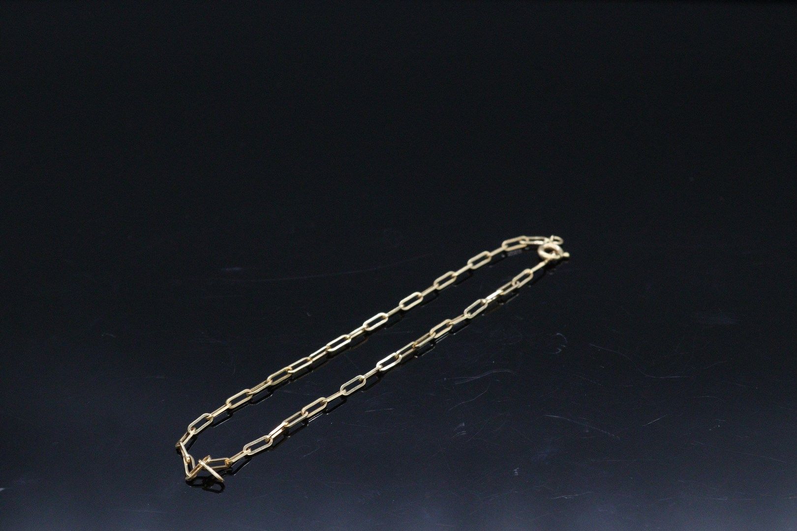 Null Curb in 18K (750) yellow gold with flat elongated mesh.

Weight : 2.61 g.