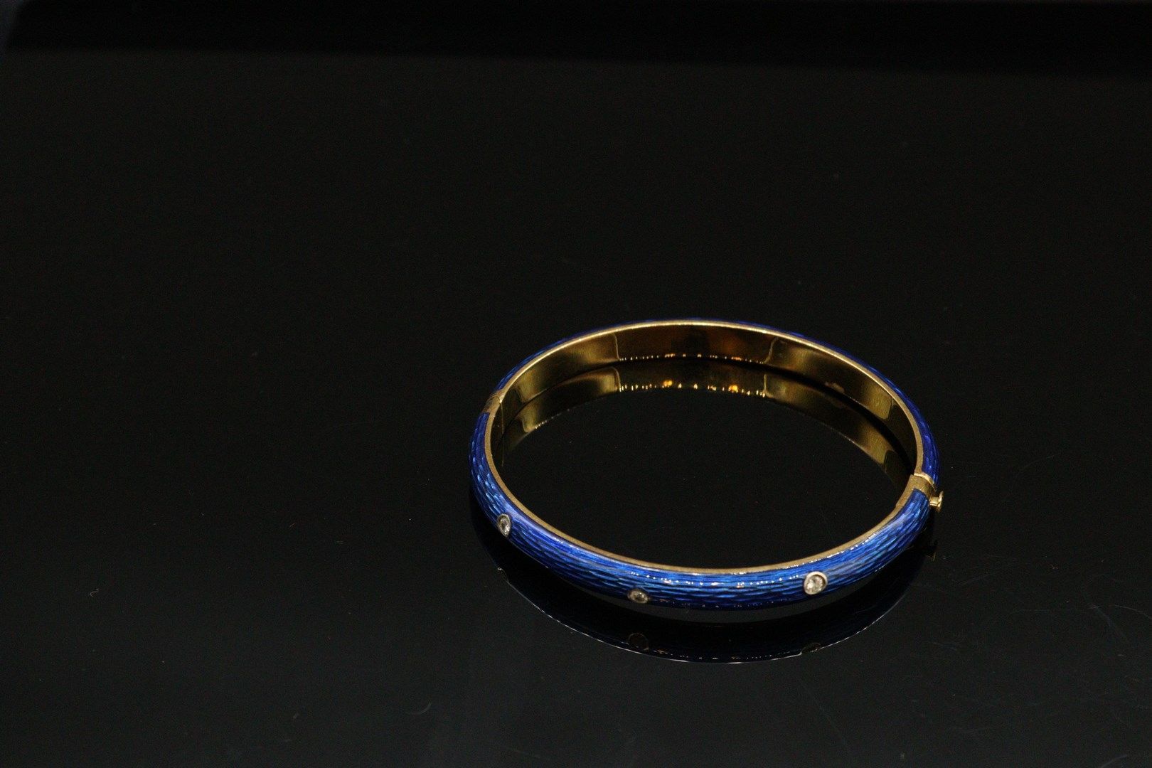 Null 18k (750)黄金和白金手镯，蓝色珐琅和圆形钻石镶嵌在一个封闭的环境中。 

直径：57毫米。- 毛重：24.60克。