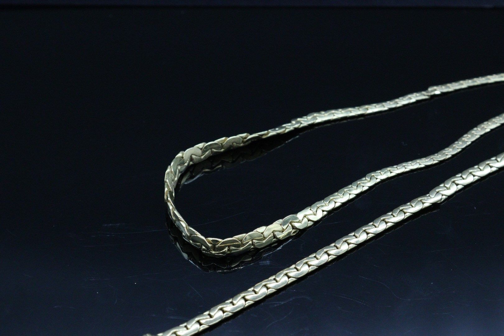 Null 18K(750)黄金半镶，包括一条手链和一条豆形项链。

颈部尺寸：约41厘米 - 手腕尺寸：约18厘米 - 重量：22.90克。