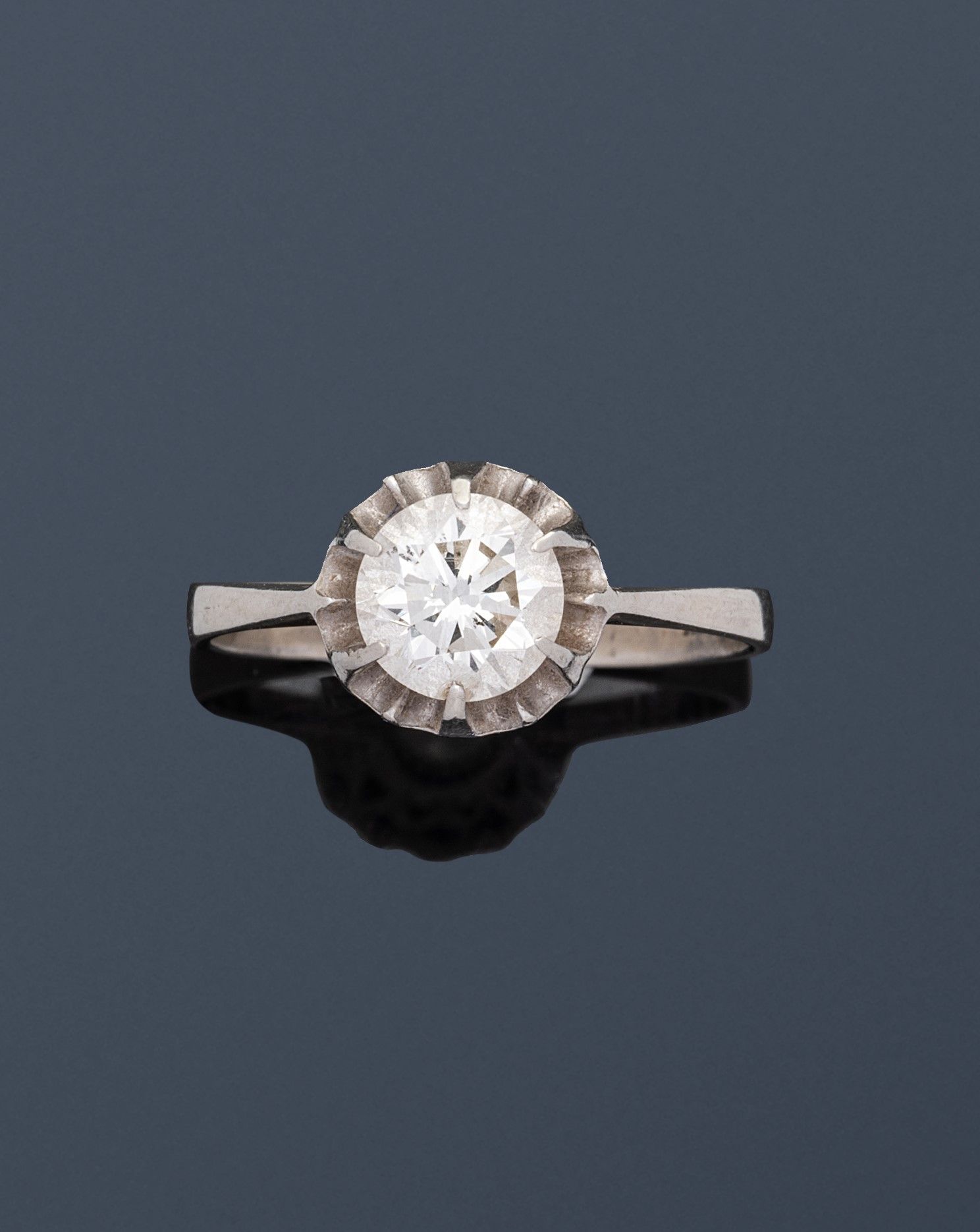 Null Bague en or gris 18K (750), sertie d'un diamant rond de taille brillant. 

&hellip;