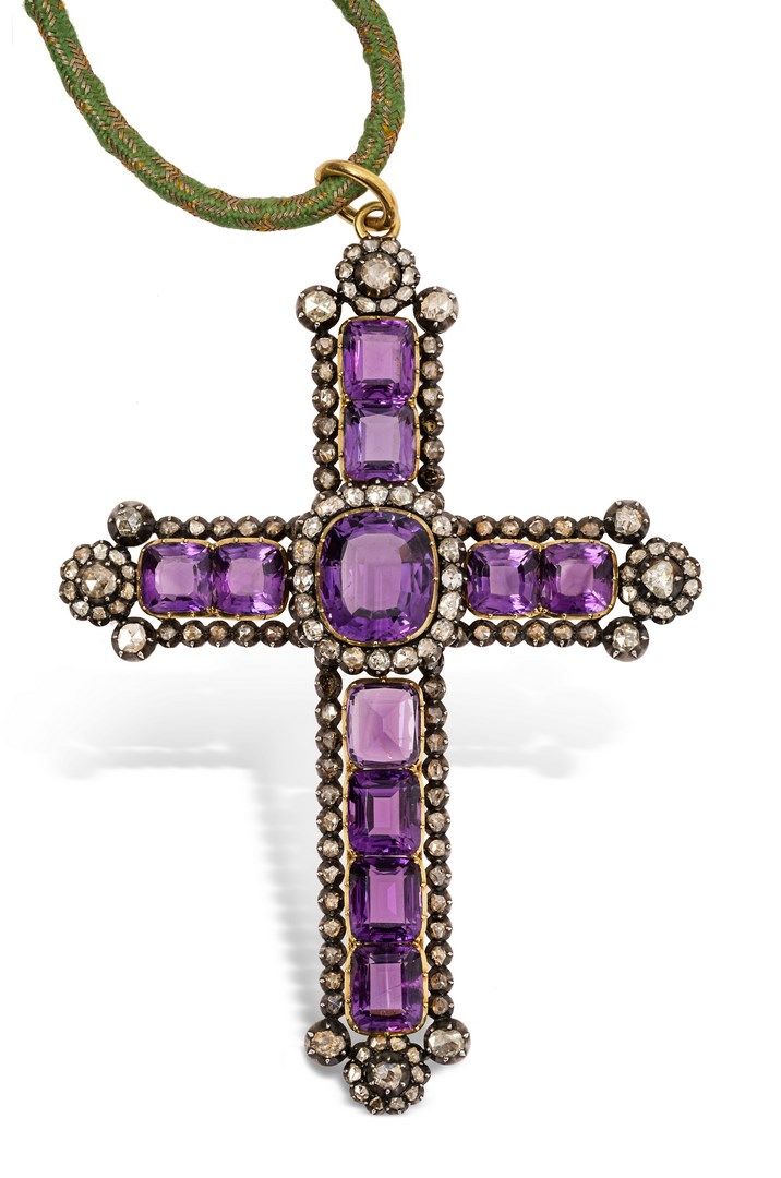 Null 银和18K（750）金胸饰十字架，镶嵌紫水晶和玫瑰式切割钻石，中央图案后面有一个隔层，在绿色丝线和金线绳上滑动，最后有一个绒球。

19世纪下半叶的作&hellip;