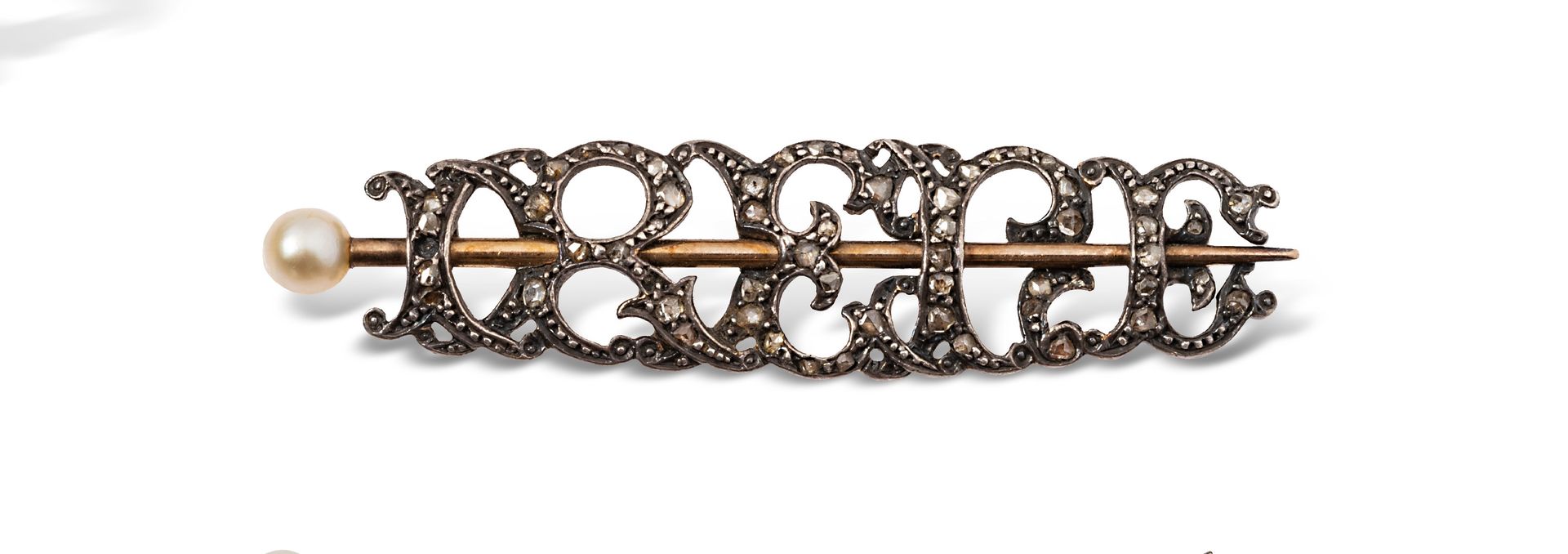 Null 银质和14K(585)金胸针，上面有一个珍珠针，固定的字母上镶嵌着玫瑰式切割钻石，构成艾琳的名字。

19世纪的作品。

长度：5.4厘米左右。- 毛&hellip;