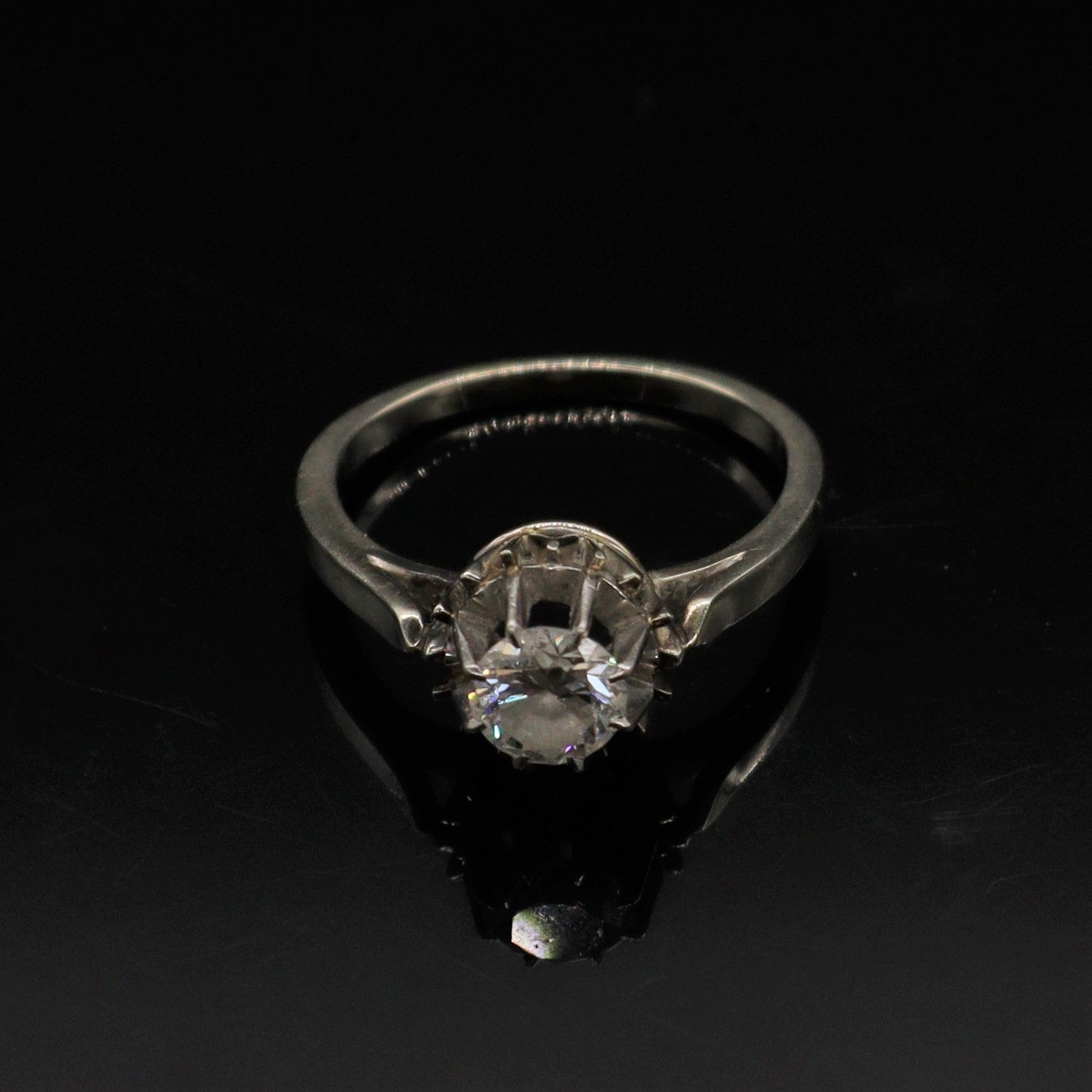 Null 18K（750）白金和铂金戒指，镶嵌着一颗圆形明亮式切割钻石。

手指大小：52。- 毛重 : 3,4 g