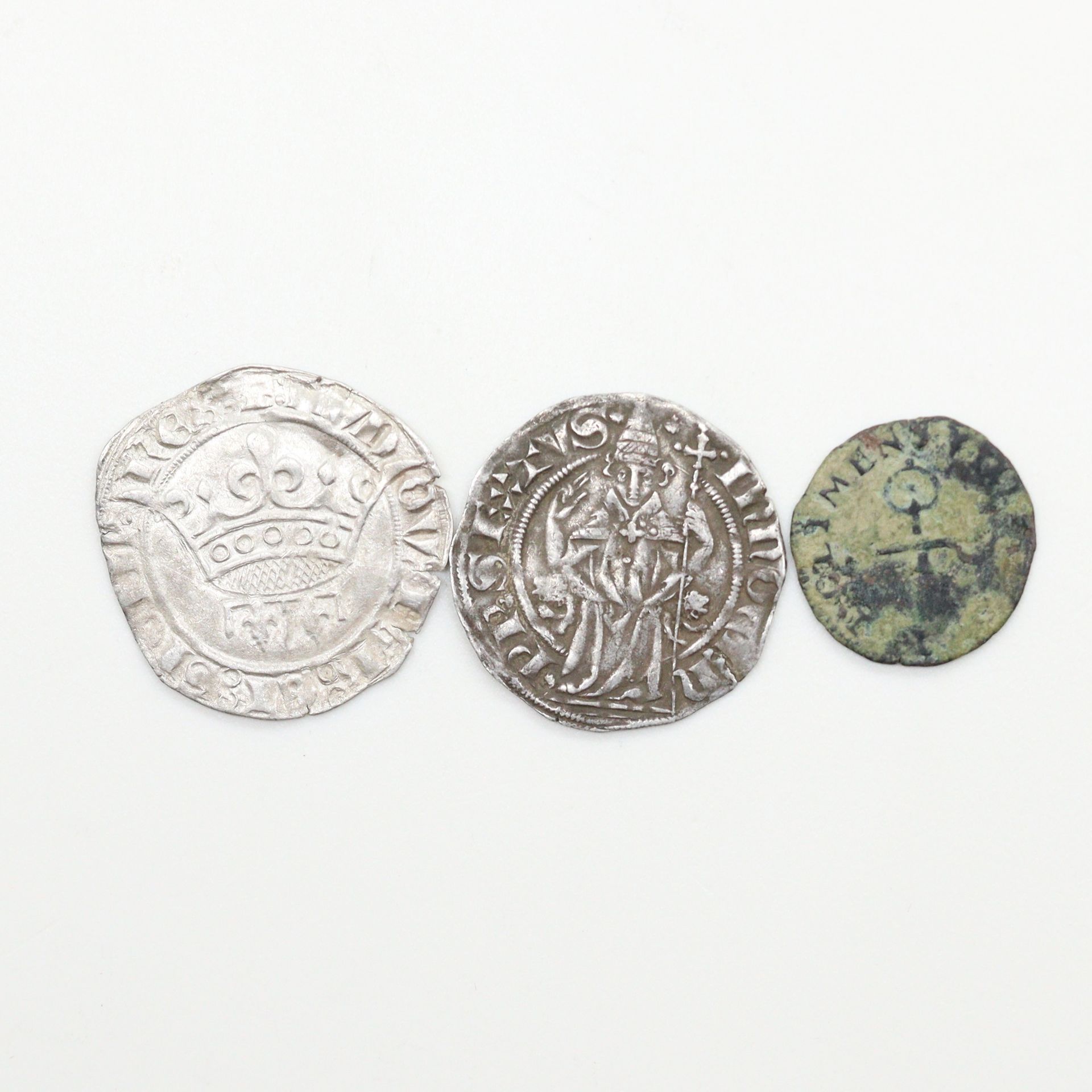 Null FEUDALMÜNZEN

Lot von drei Münzen : 

- Provence Louis d'Anjou 

Gros d'arg&hellip;