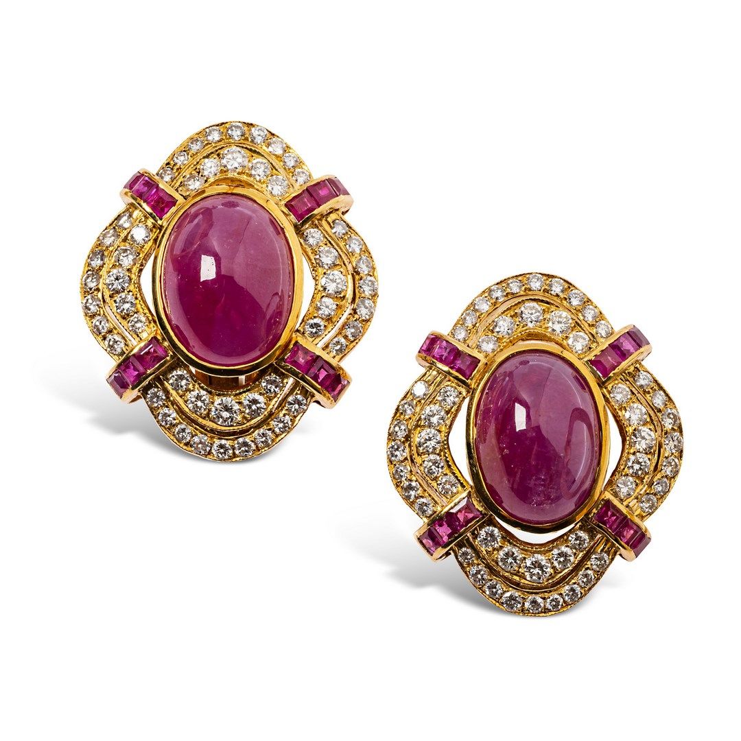 Null Pair of 18K (750) gold ear clips, each set with an oval cabochon ruby doubl&hellip;