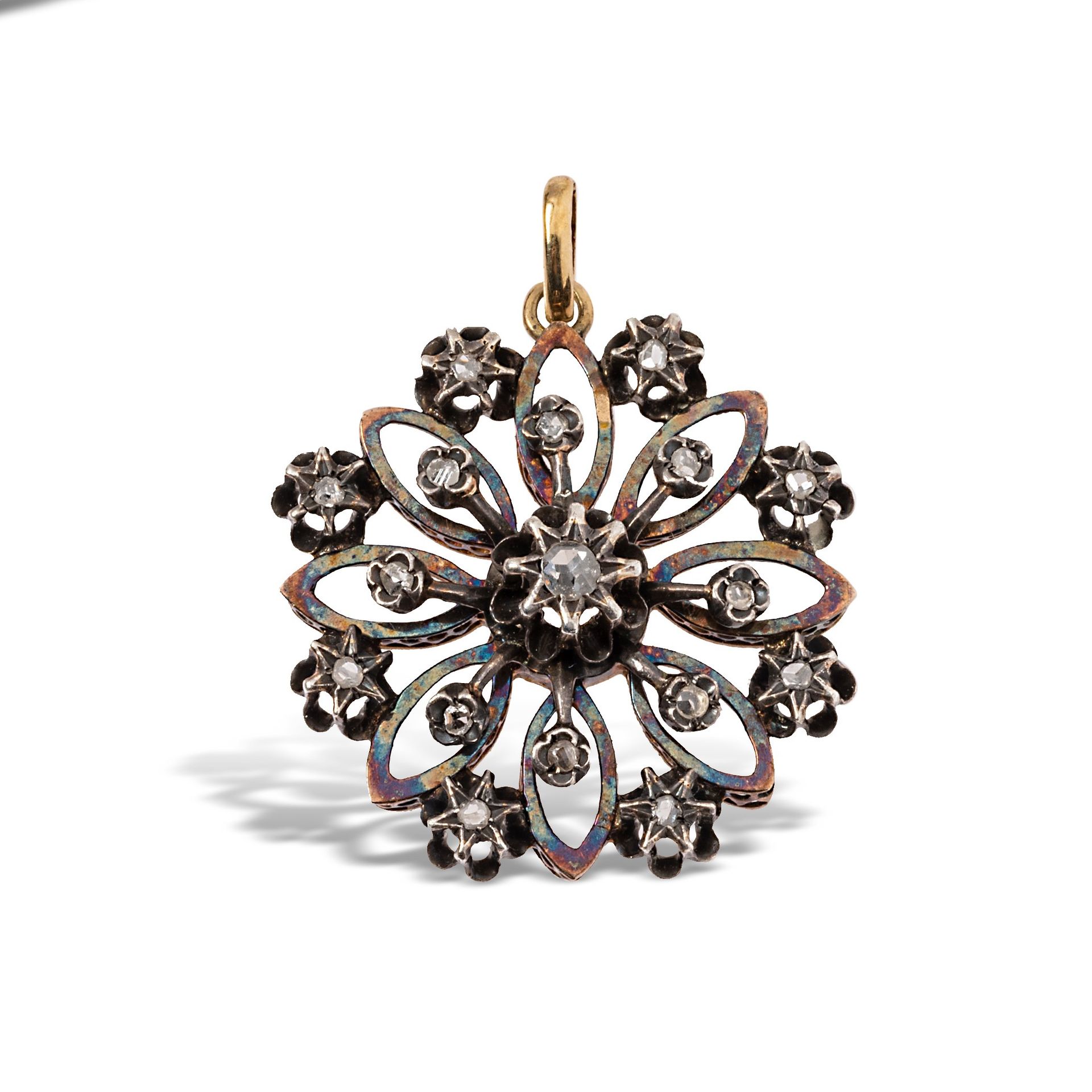 Null 银色和金色的吊坠，上面有一个镶嵌着玫瑰式切割钻石的花环。

直径：2.5厘米左右。- 毛重 : 5,5 g