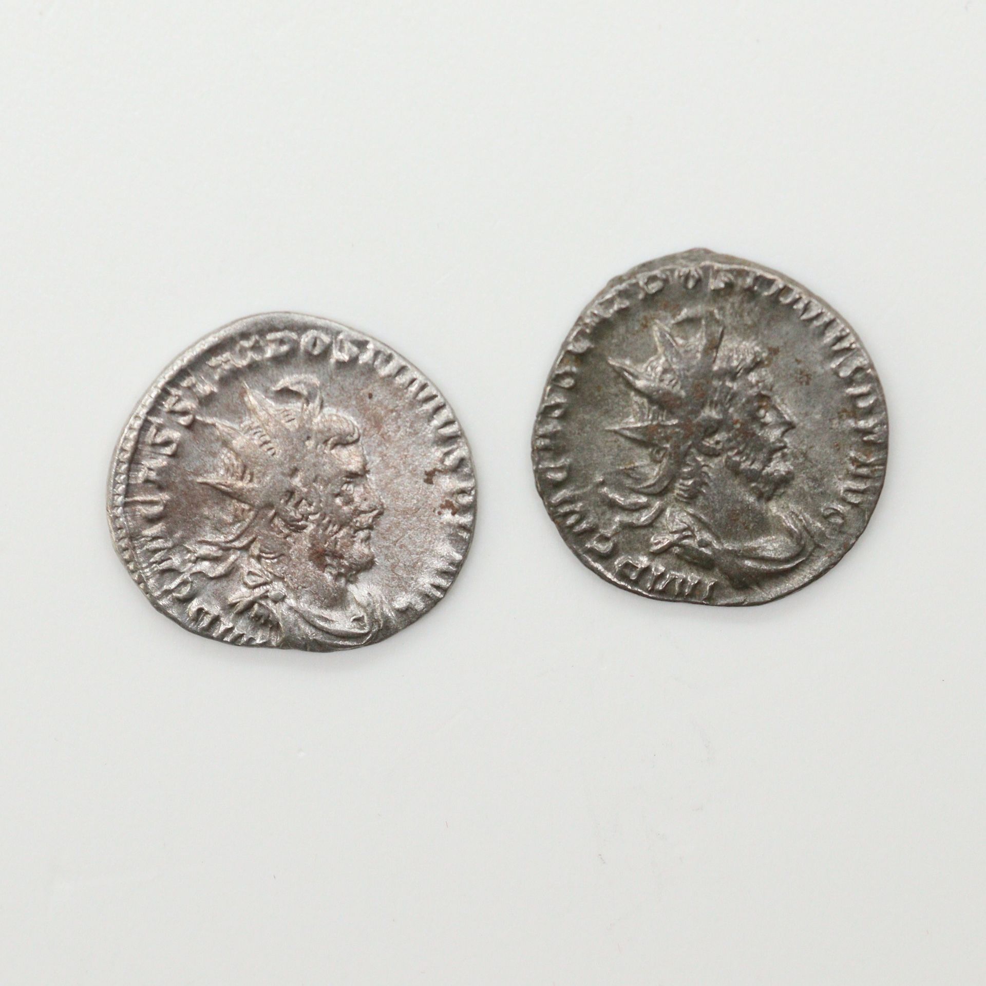 Null POSTUME (260-261) 

Lot de deux Antoniniens, première emission au portrait &hellip;