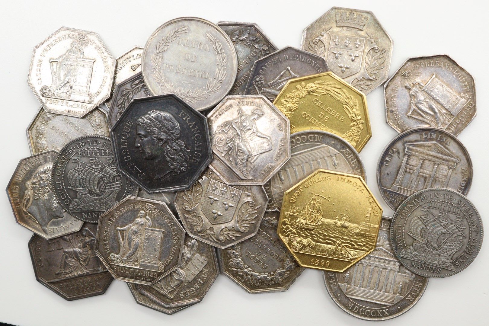 Null 托肯斯

27件银质代币拍品，主要是19世纪的。

公证员、商会、储蓄银行、保险公司、拍卖商......

TTB至SUP