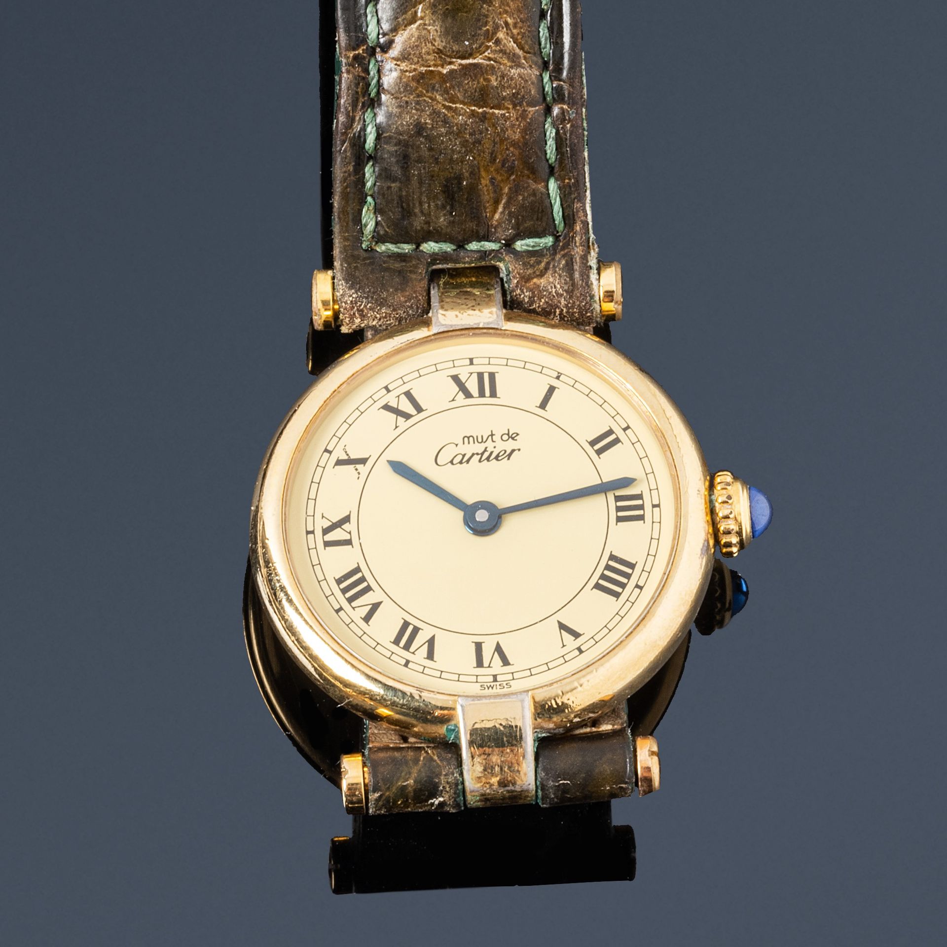 Null Must de Cartier

银质镀金的女士腕表。圆形表壳，蓝宝石表冠。鎏金表盘，罗马数字，分钟轨道。石英机芯。

直径24毫米 - 毛重14.2&hellip;