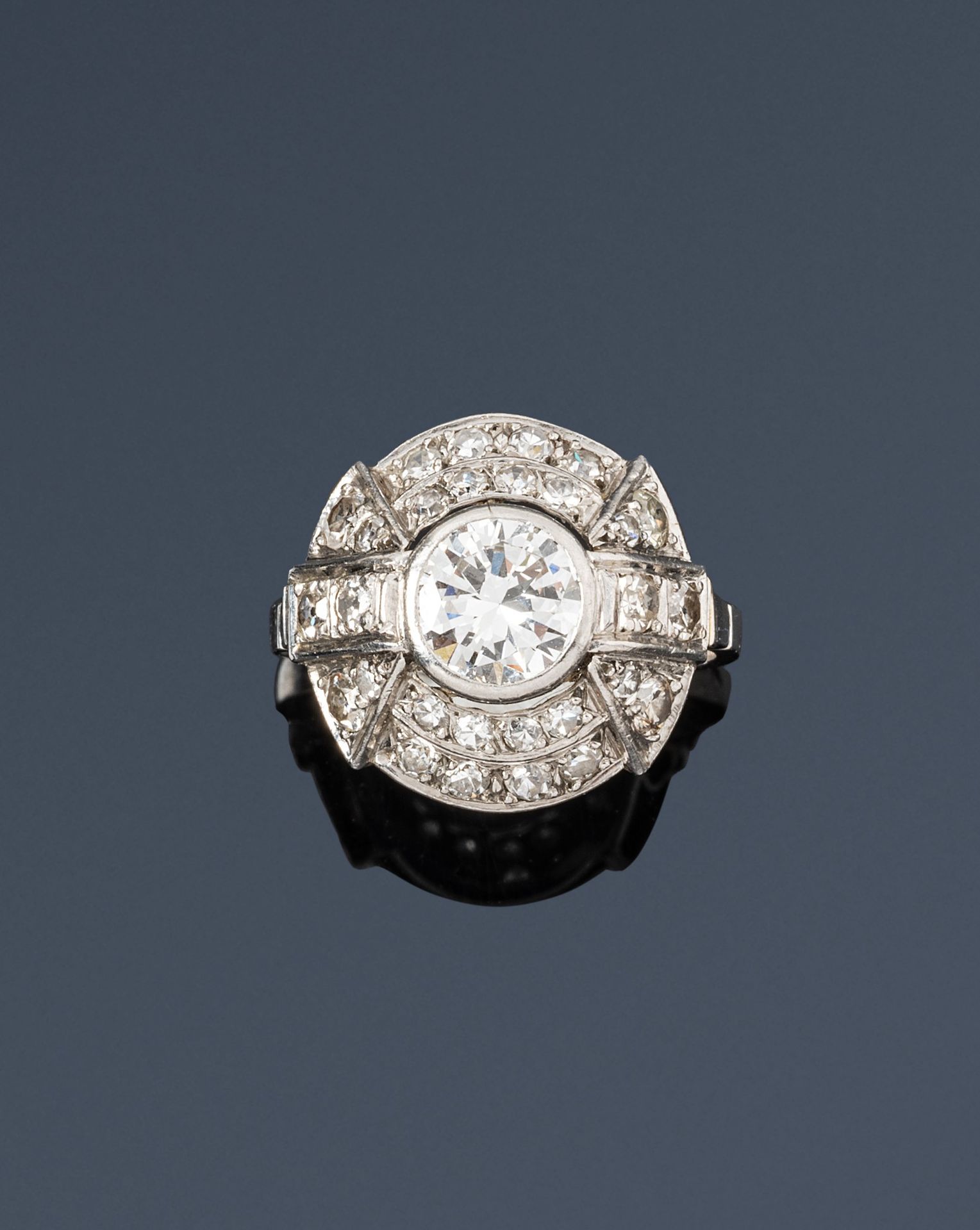 Null Gewölbter Ring aus Platin, besetzt mit einem runden Diamanten im Brillantsc&hellip;