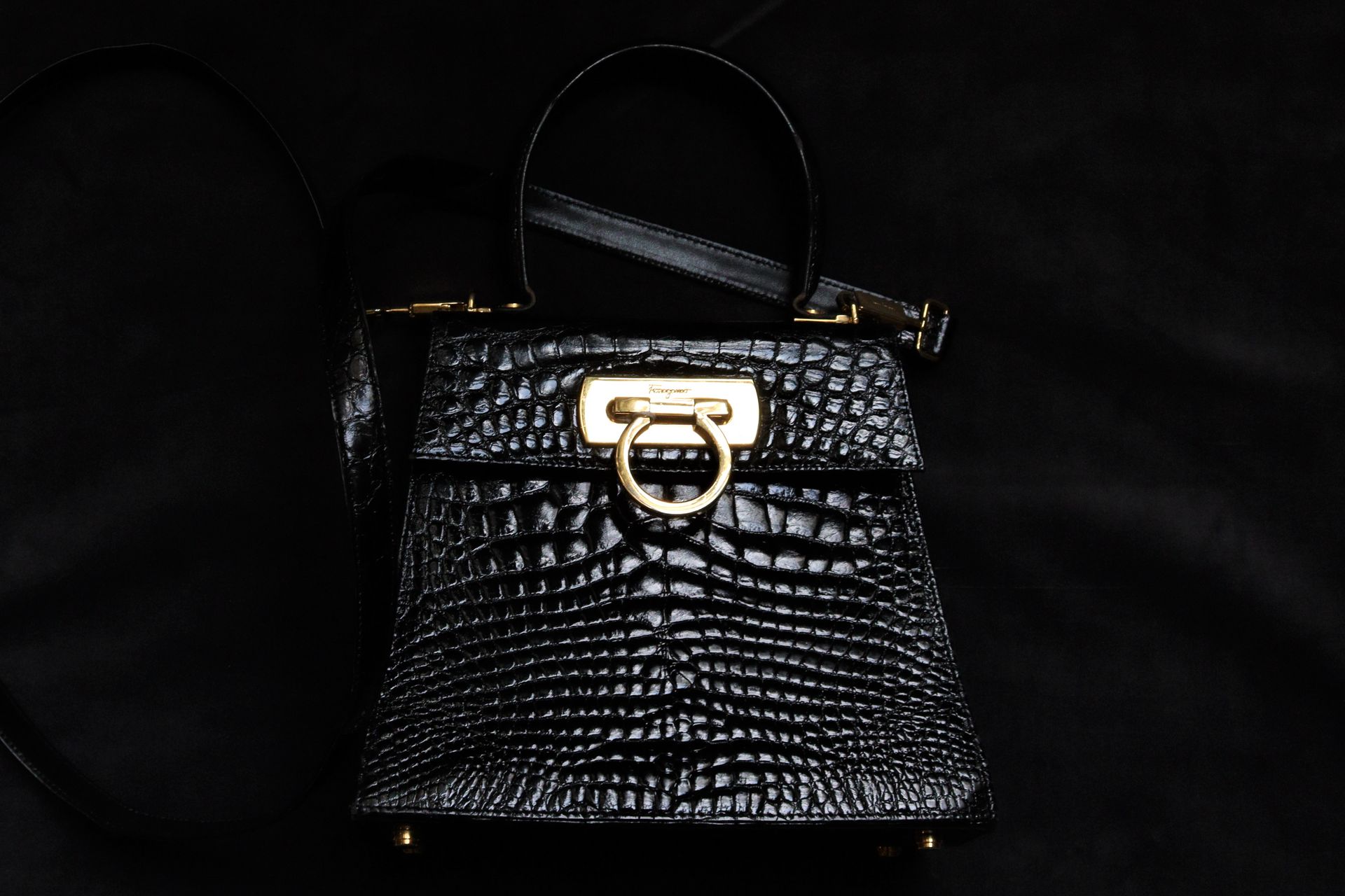 Null 萨尔瓦托雷-费拉格慕



标志性的黑色鳄鱼皮 "顶部把手 "包，以品牌标志性的Gancini扣子为中心。

可拆卸的肩带，签名的金色金属首饰。

1&hellip;