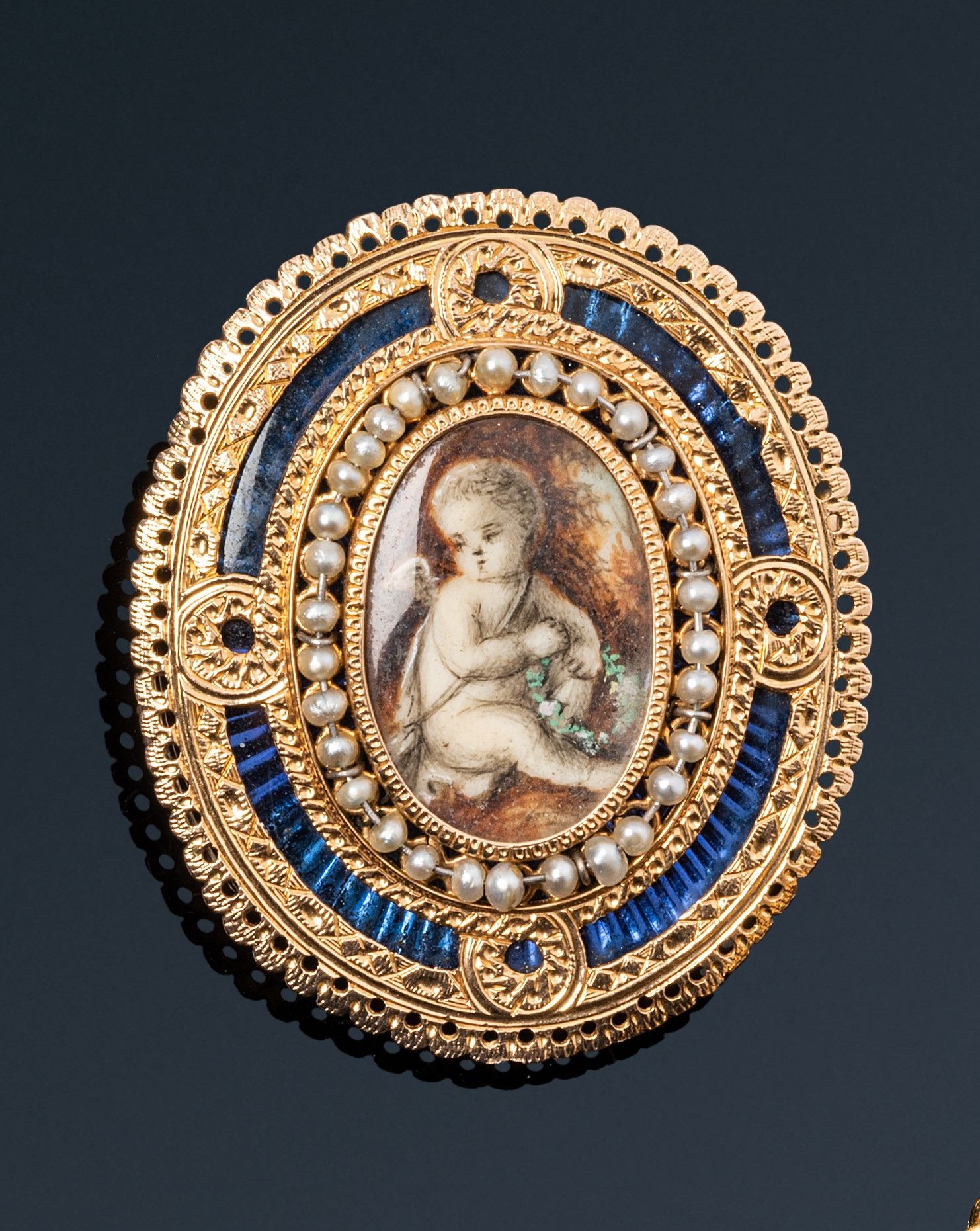 Null 18K(750)金纪念胸针，装饰有代表爱情的小珍珠框架的缩影，镶有珐琅的底纹，有凹槽，它隐藏着一个带镜子的隔间。

19世纪末的作品。

尺寸：3 x&hellip;
