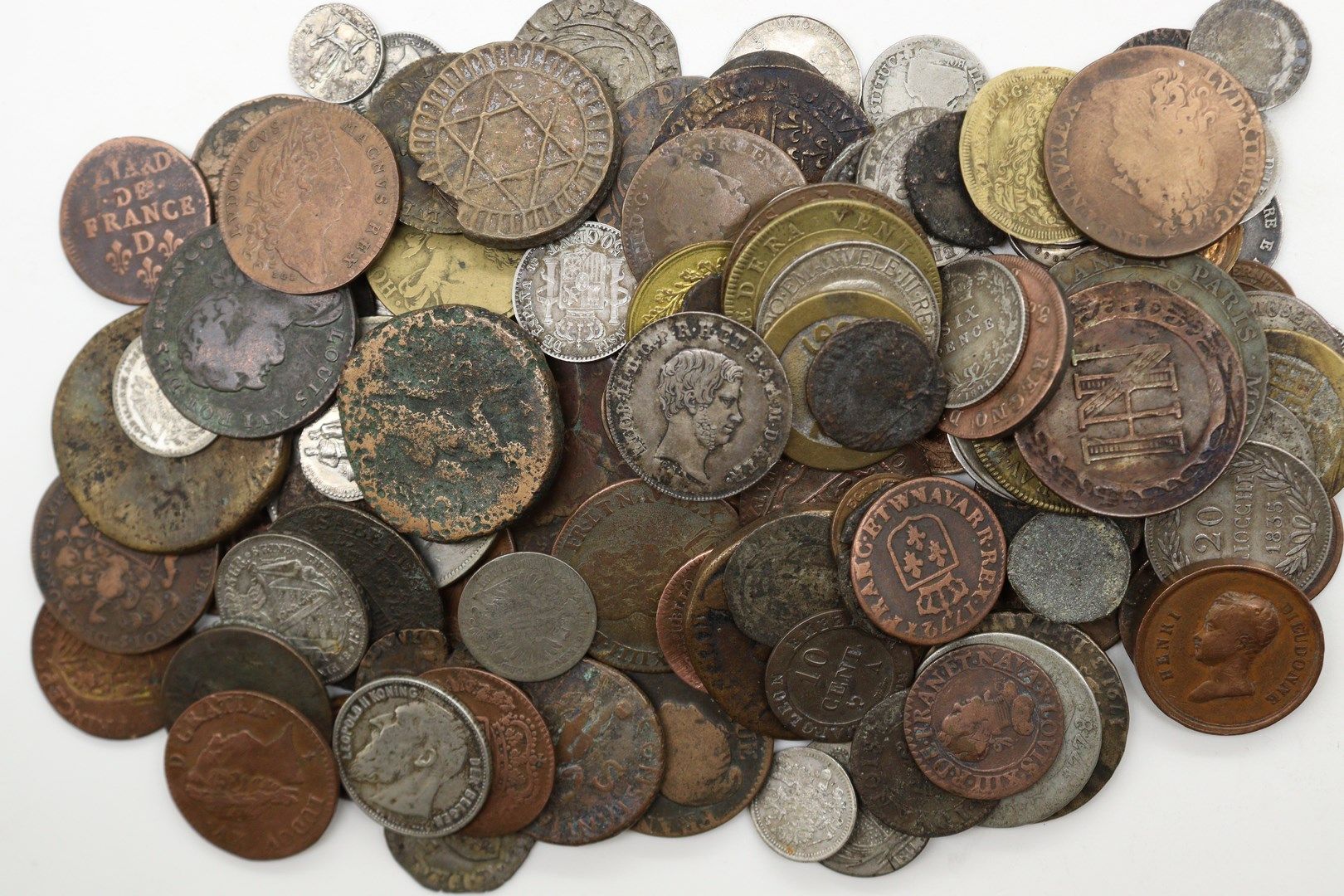 Null 杂项

大批从古代到19世纪的青铜和白银硬币，约140枚。

一些塞斯特尔斯，各种皇家铜币，革命，代币，外国硬币：意大利（包括保罗1856年银币，极品&hellip;