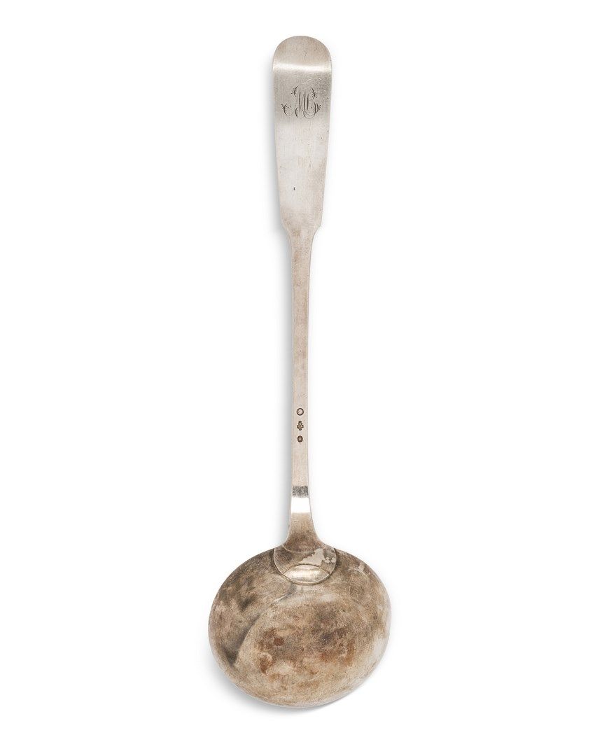 Null 银质勺子，单平面模型，刻有一个字母。

金饰大师弗朗索瓦-马尔尚，1779年在拉昂获得，1809-1819年

长度 : 38 cm - 重量 : 2&hellip;