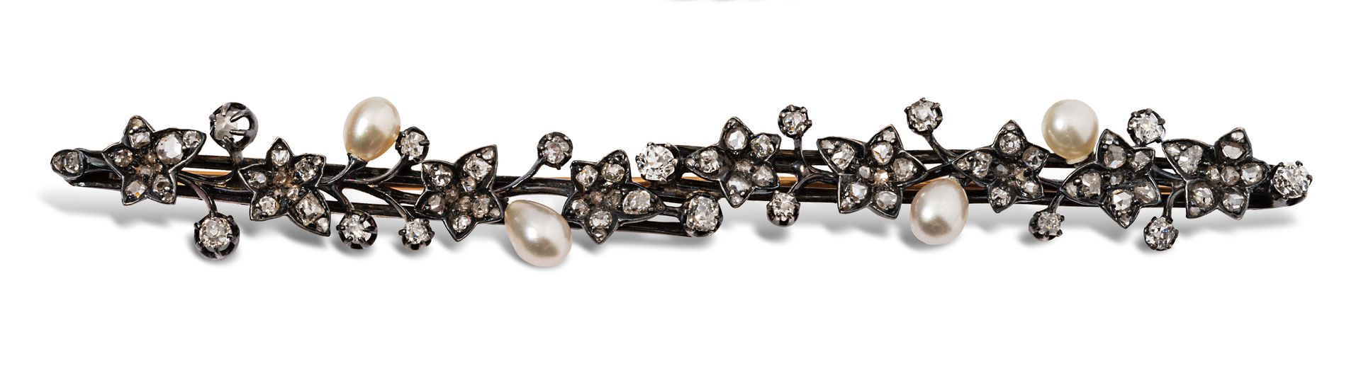 Null 镶嵌有老式切割和玫瑰切割钻石的常春藤银质胸针，装饰有可能是精美的巴洛克式珍珠。

19世纪末的作品。

长度：10厘米左右。- 毛重 : 14,9 g&hellip;