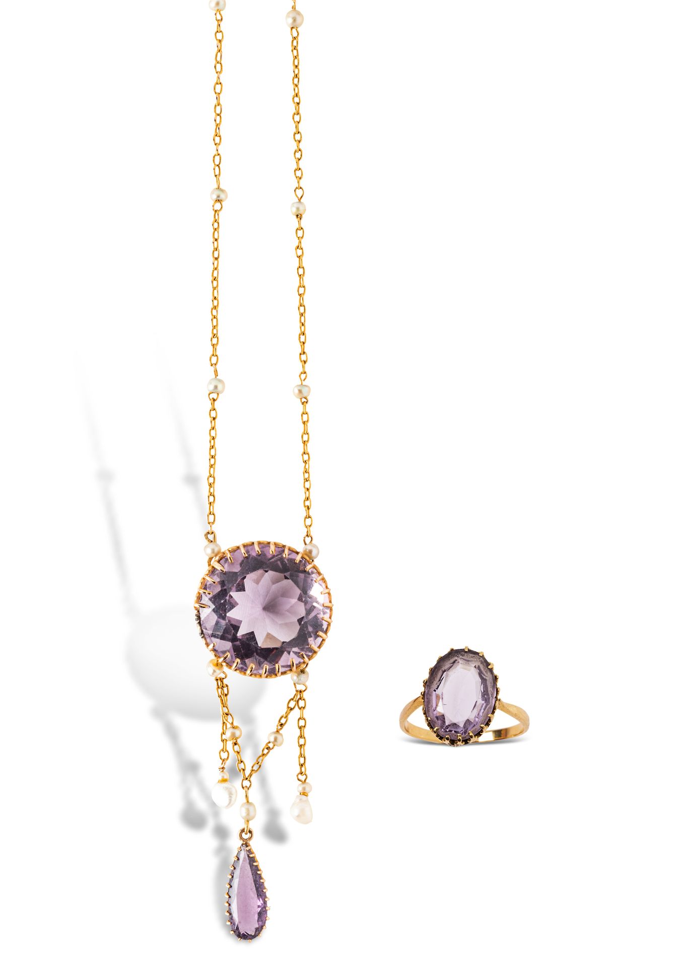 Null 18K(750)金半成品包括：一条项链，项链上镶嵌着一颗圆形紫水晶，吊坠上有一颗水滴形紫水晶，上面装饰着小珍珠，一枚18K金戒指上镶嵌着一颗紫水晶。
&hellip;
