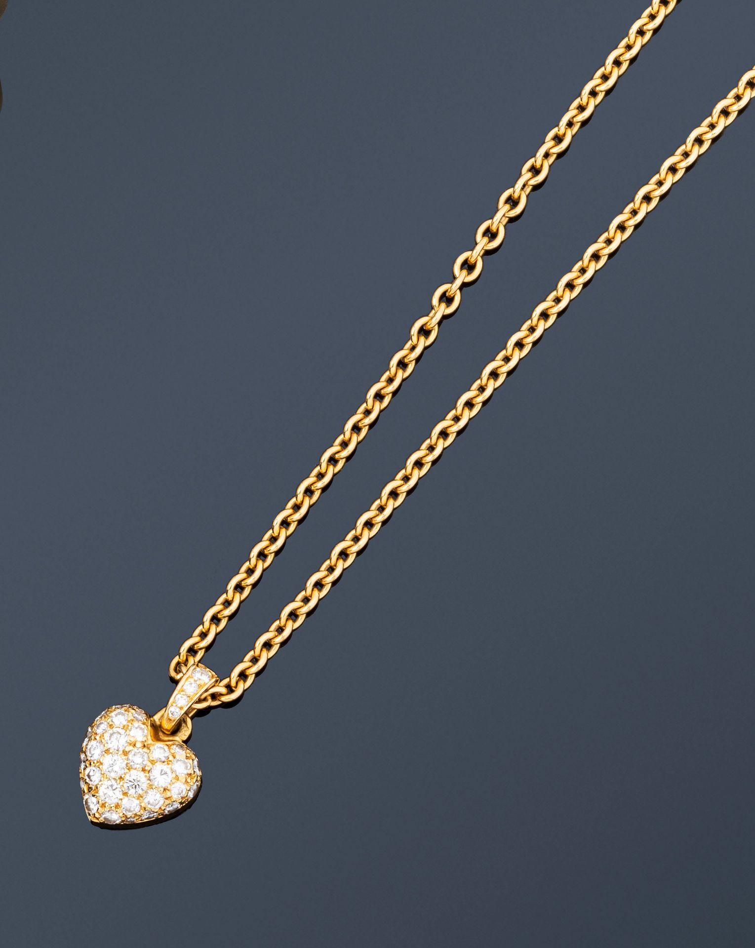 Null 
CARTIER





18K (750) gold heart pendant paved with round brilliant-cut d&hellip;