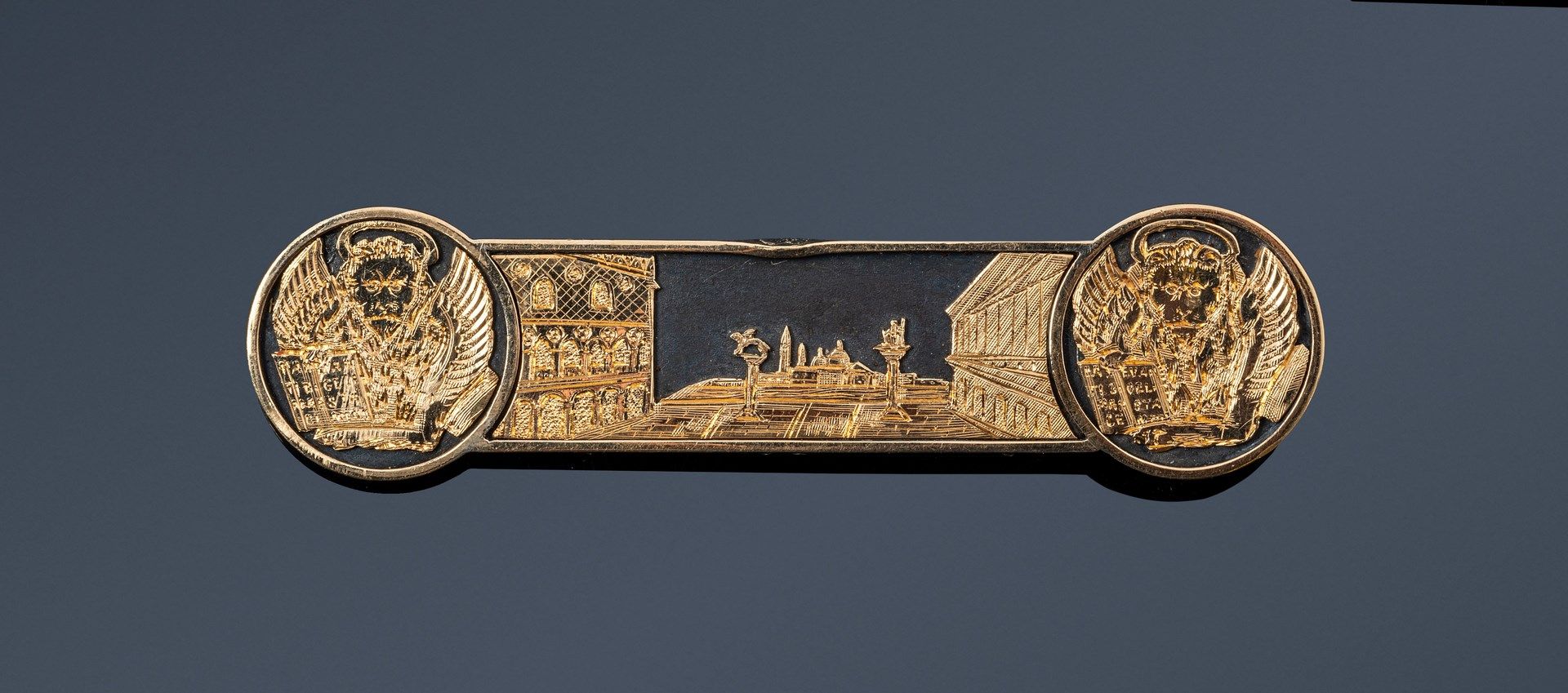 Null 代表威尼斯广场的银质和14K（585）黄金胸针，两侧装饰有圣马可狮子。

20世纪的意大利作品。

长度：7.5厘米左右。- 毛重：19.5克