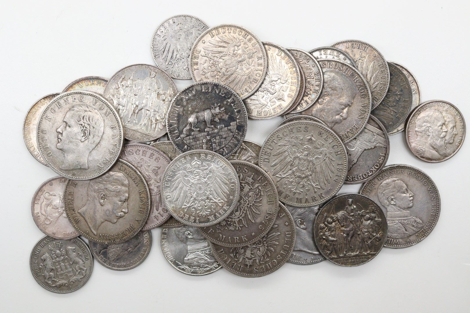 Null 德国

一批35枚19世纪和20世纪初的银币：5马克（10枚）、3马克（14枚）和2马克（10枚），以及一枚1846年的安哈尔特银币。

安哈尔特，巴&hellip;