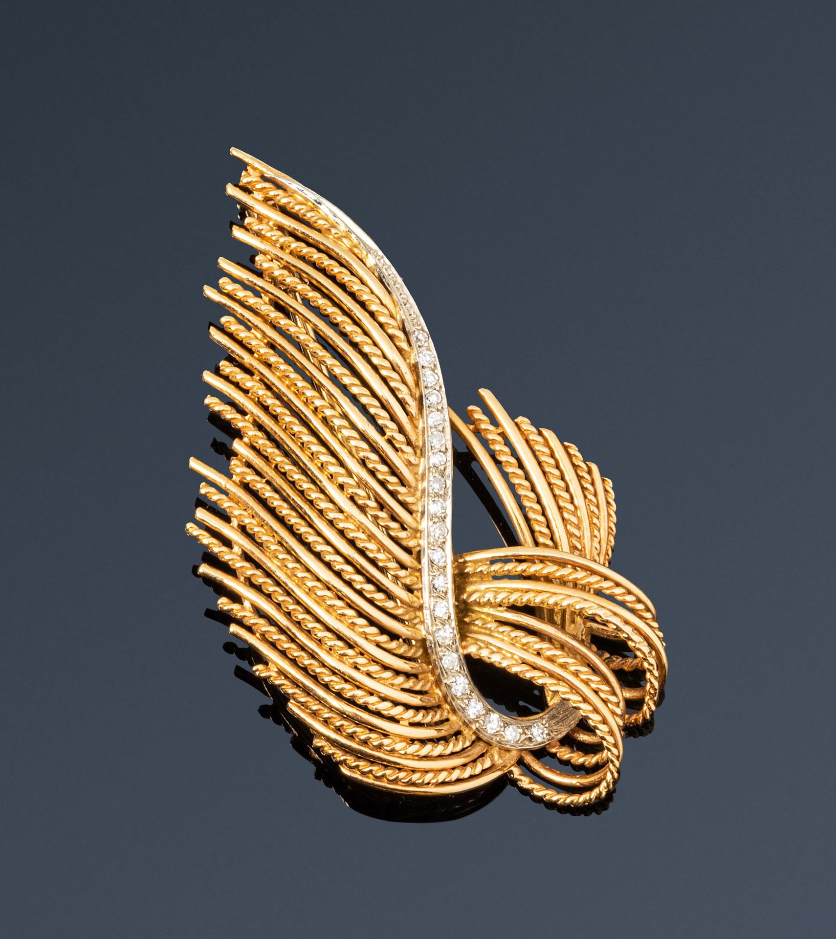 Null 胸针由光滑和扭曲的18K（750）金线制成，画出一个水花，装饰着一排8/8圆钻。

1960年代的法国作品。

高度：约5.2厘米。- 毛重 : 9,&hellip;