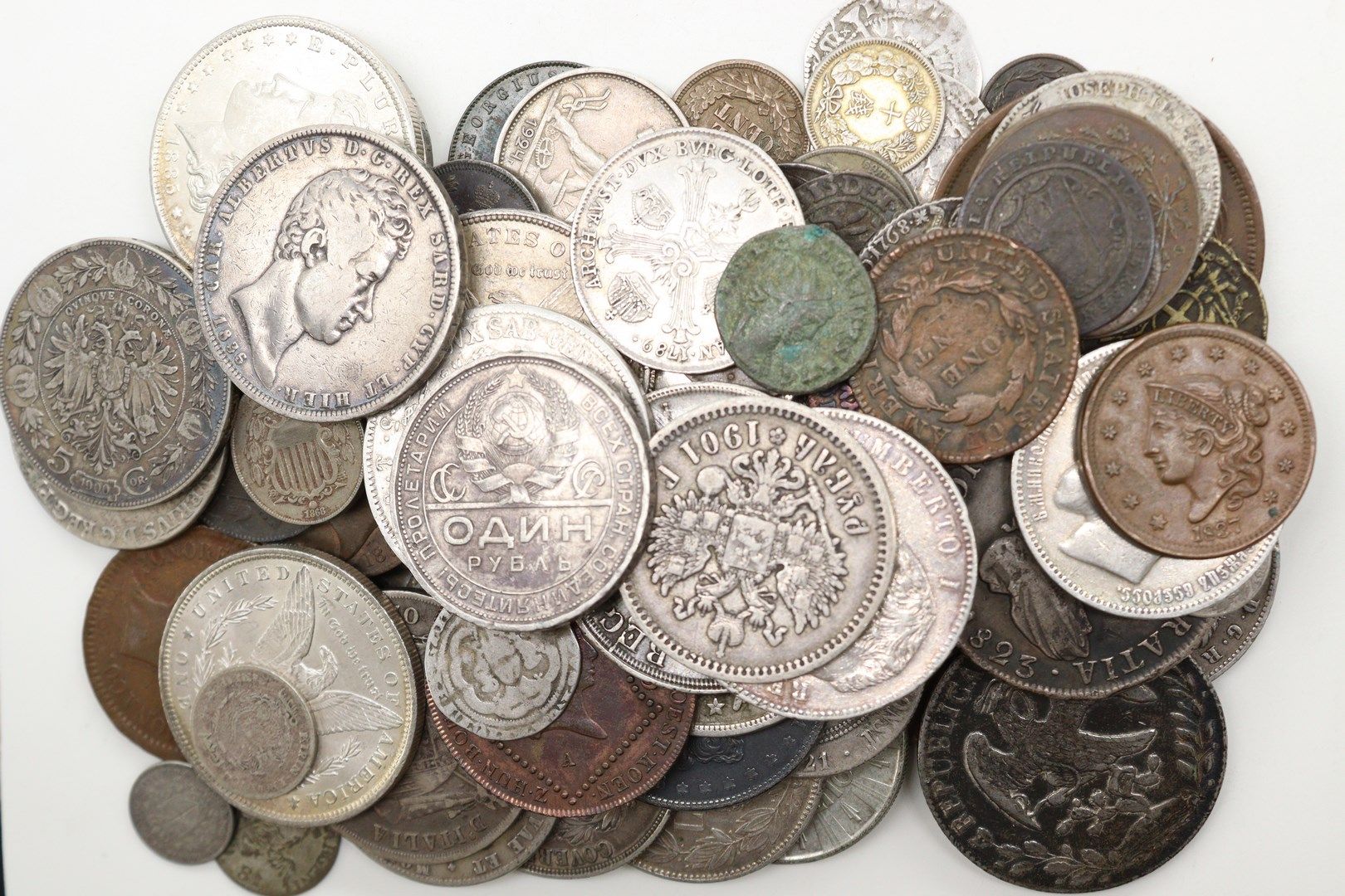 Null FOREIGN COINS

Large lot of about 85 silver and bronze coins of the world, &hellip;