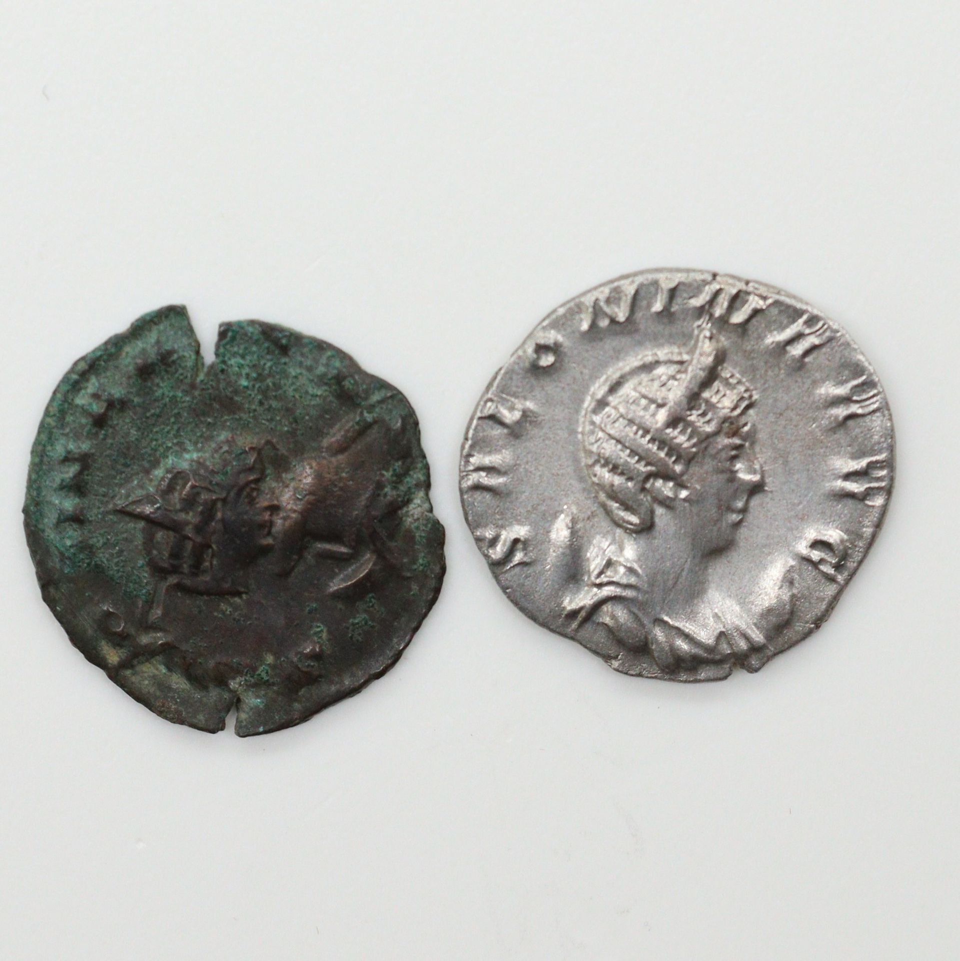 Null 沙洛宁 (258-260)

两件Antoninian的拍品

A/ 右边有月牙的皇冠头像

R/ DEA SEGETIAE 塞盖蒂亚神庙

Mir &hellip;