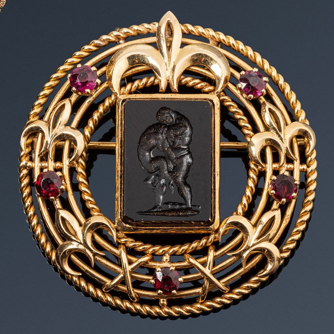 Null A.F. SOUTEYRAND

18K (750)金吊坠胸针，镶嵌有代表海格力斯和尼米亚狮子的凹刻画，底座上有百合花和石榴石。

签名。

1950&hellip;