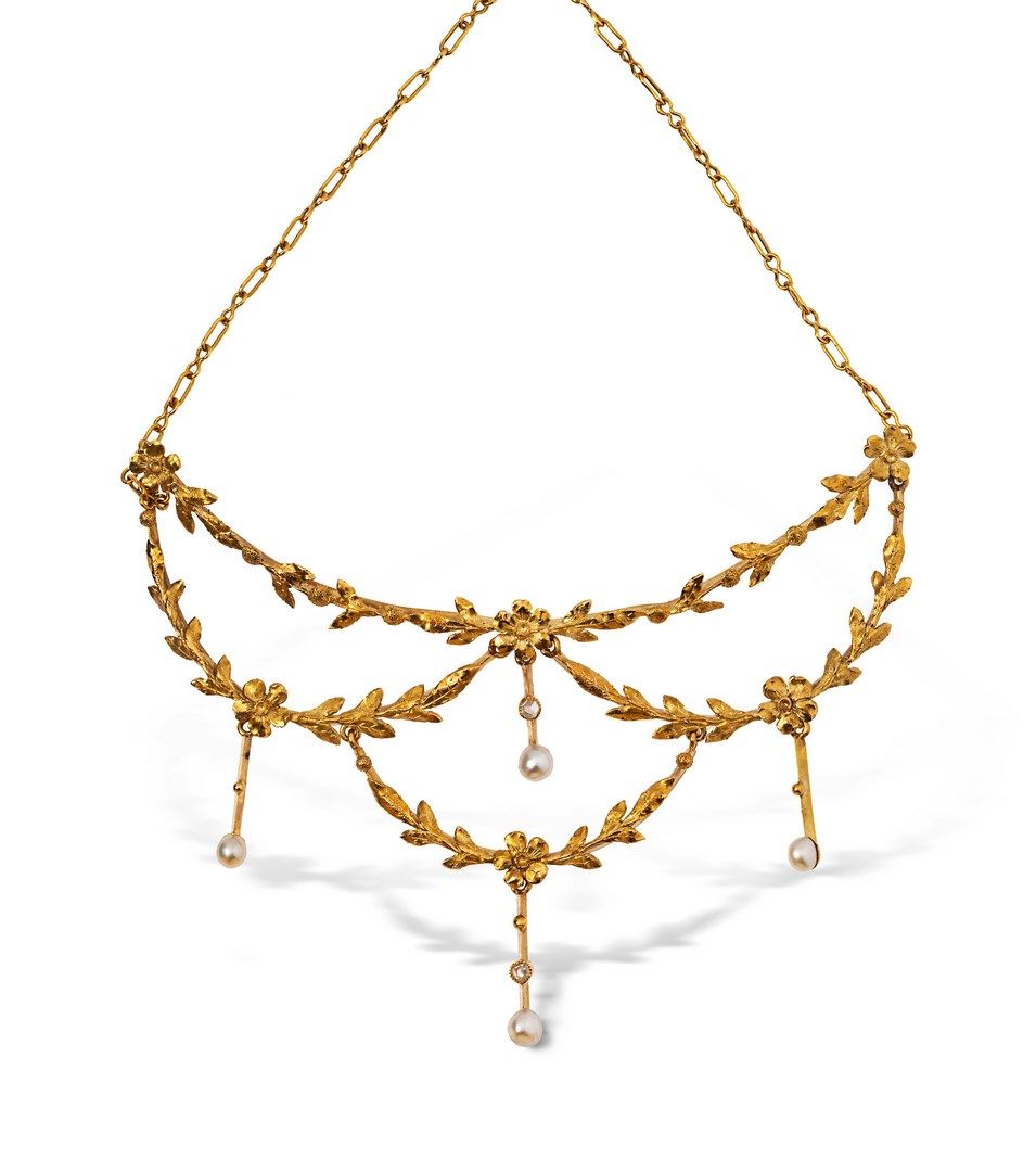 Null 18K(750)金帷幕项链，以叶子和花纹为中心，装饰有4颗纽扣珍珠和玫瑰切割钻石。

20世纪初的作品。

长度：39厘米左右。- 毛重：12,2克