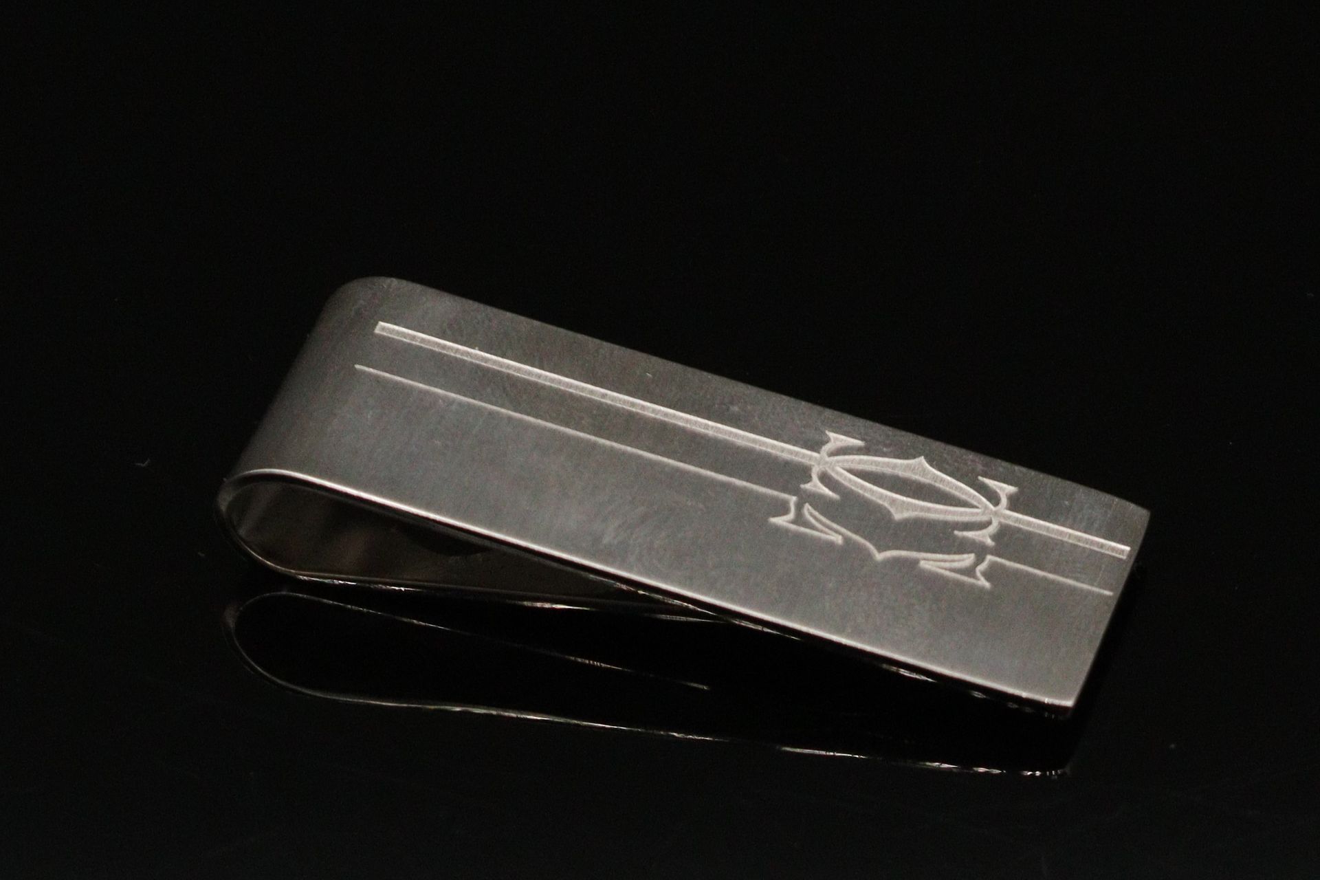 Null CARTIER

Metal money clip.

Signed. Kept in its box. 

Dimensions : 5 x 1,8&hellip;