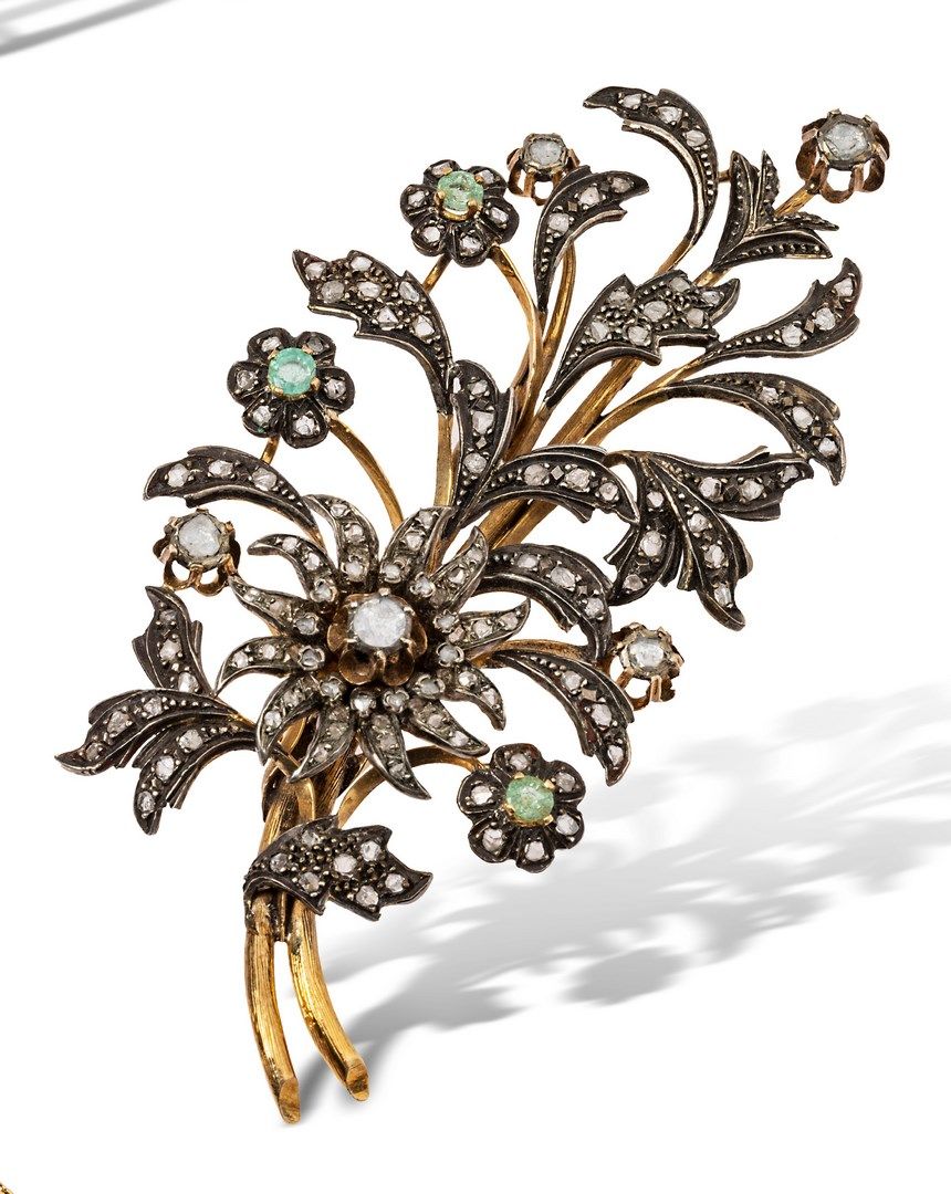 Null 
大型18K(750)金银叶形胸针，镶嵌玫瑰式切割钻石，点缀绿宝石。 




高度：约9厘米。- 毛重：33.9克 




(筹码)