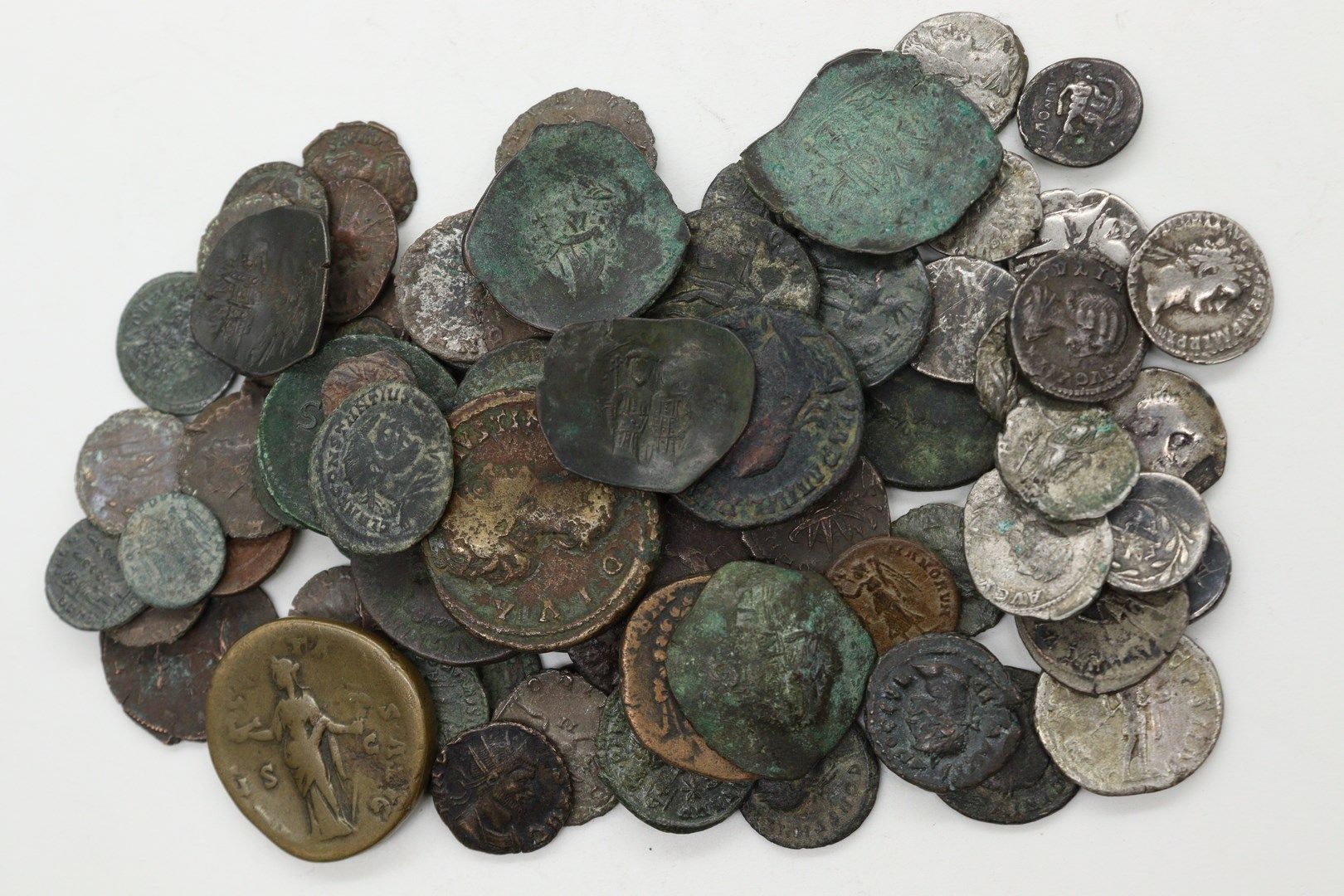 Null 古代钱币

一批大约85枚古董银币和铜币：希腊银币，德纳里和安托尼尼，塞斯特尔斯，阿斯，努米，一些拜占庭人。

B和VG。