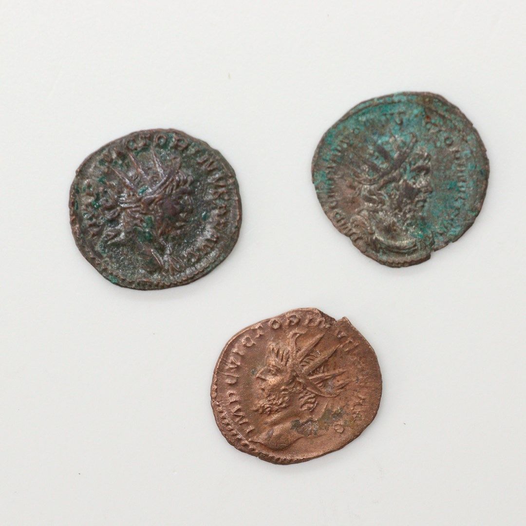 Null VICTORIN (269-271) 

Lot von drei Antoninianern 

- Büste nach rechts R/ PA&hellip;