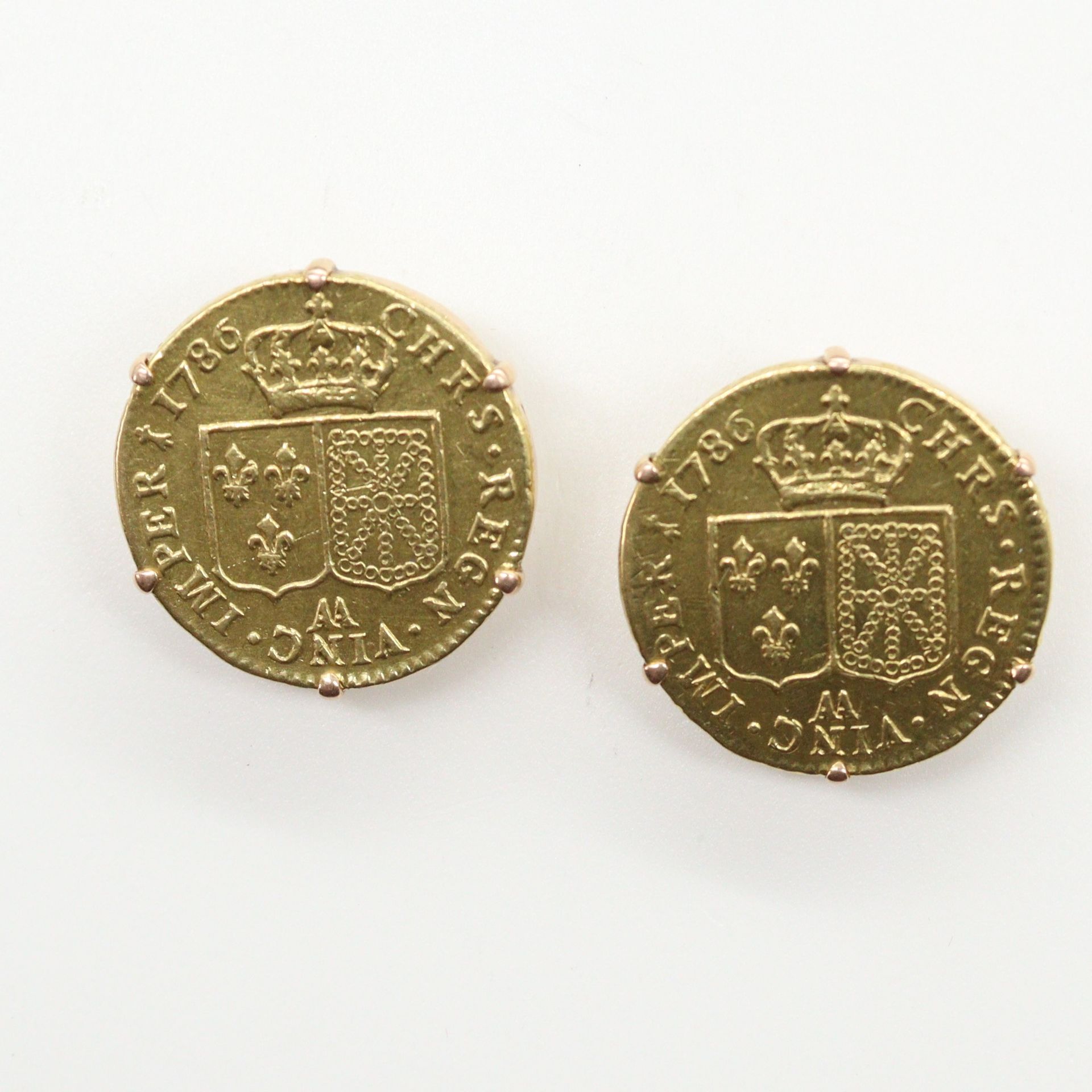 Null ROYAL COINS

Louis XVI 

Pair of cufflinks decorated with two gold Louis XV&hellip;
