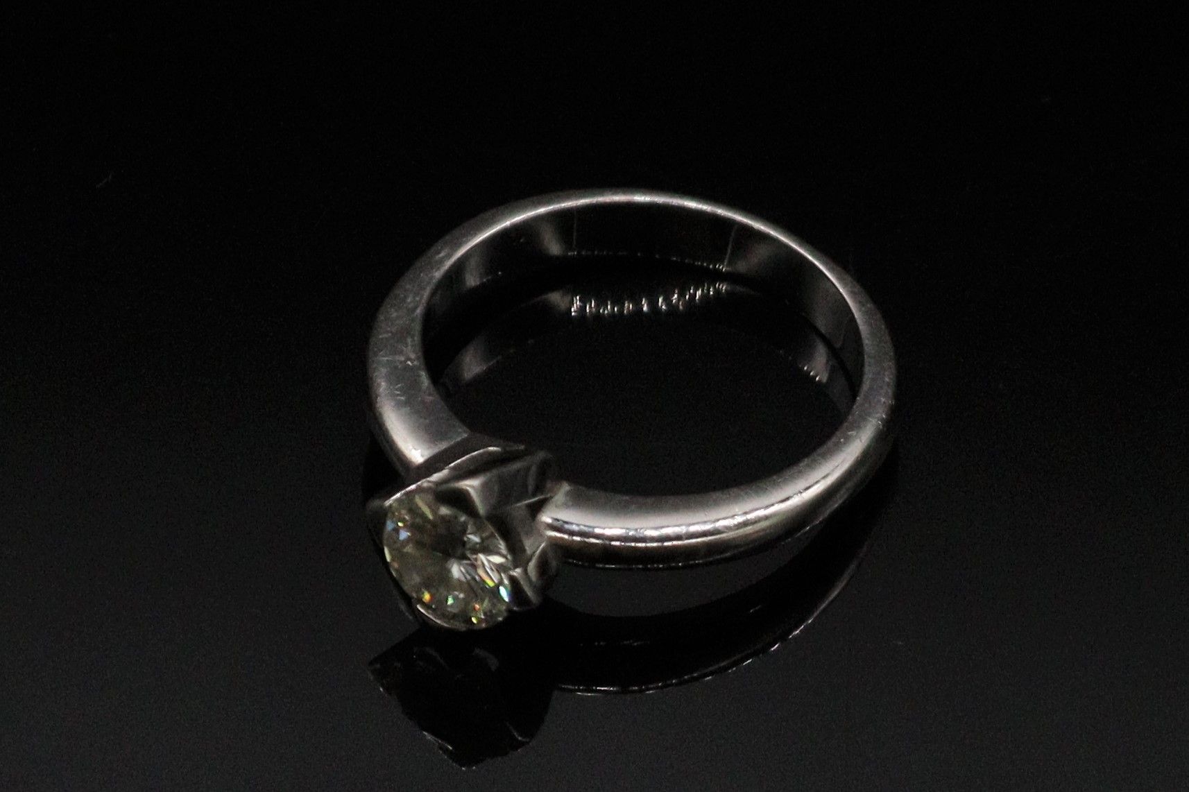 Null 
Bague en or gris 18K (750), ornée d'un diamant rond de taille brillant. 

&hellip;