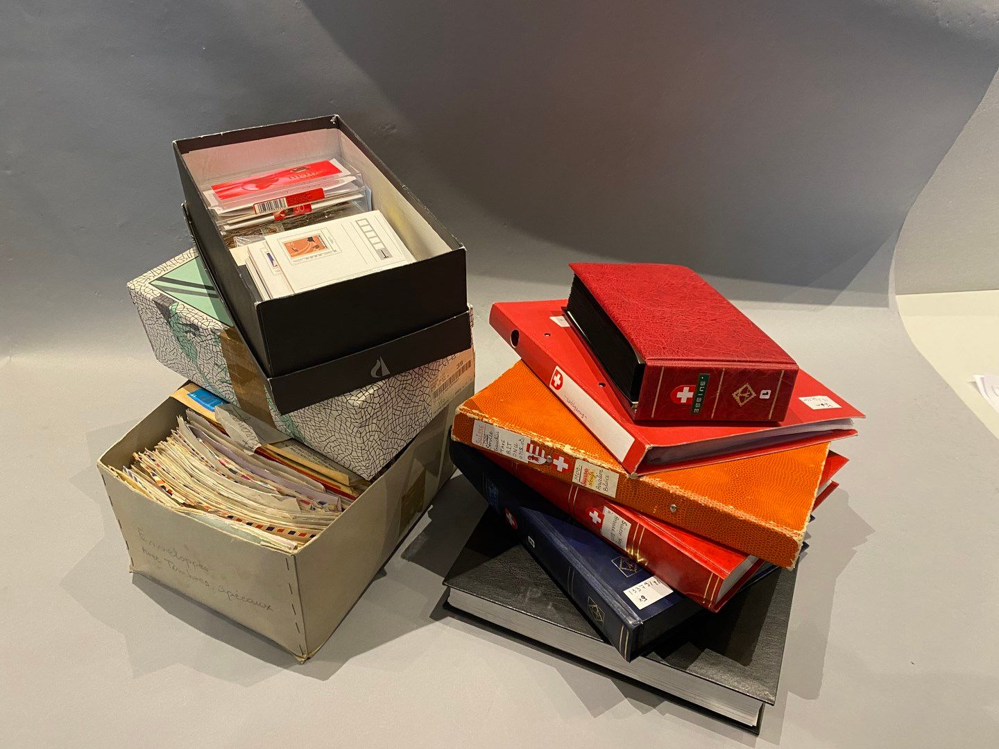 Null 新的和被取消的瑞士存货有4卷和一个文件夹，3个鞋盒和一个笔记本
