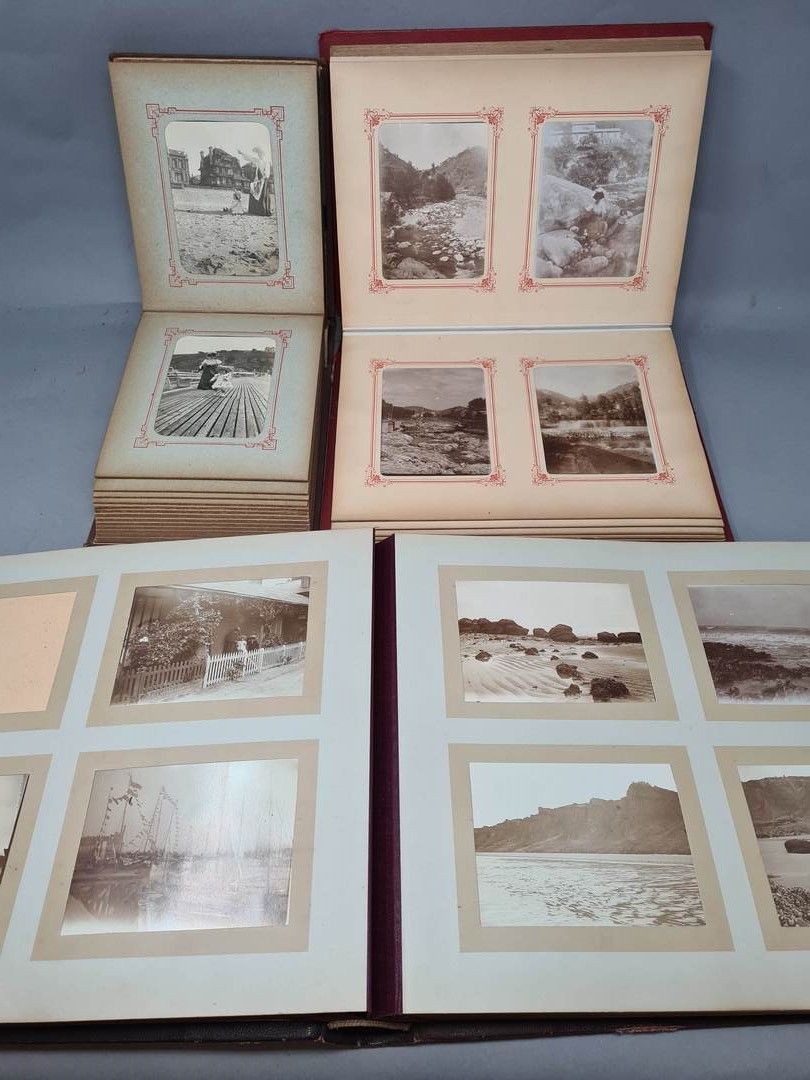 Null 摄影。一套三本摄影集（称为家庭相册），包括两百多张蛋白、柠檬酸和银版画。约1880-1900年。主题的例子：法国、海滩、悬崖、房屋、马车、家庭团聚等等&hellip;