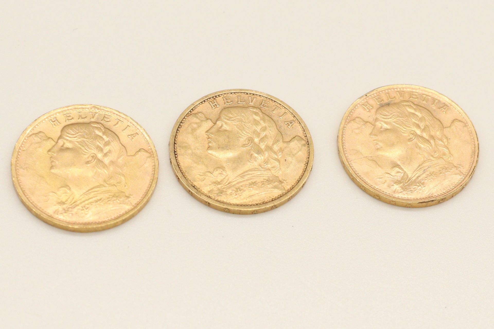 Null 瑞士联邦的三枚20法郎金币拍品，包括:

1899年的20法郎硬币

1935年的20法郎硬币

1947年的20法郎硬币

VG至TTB

重量：1&hellip;