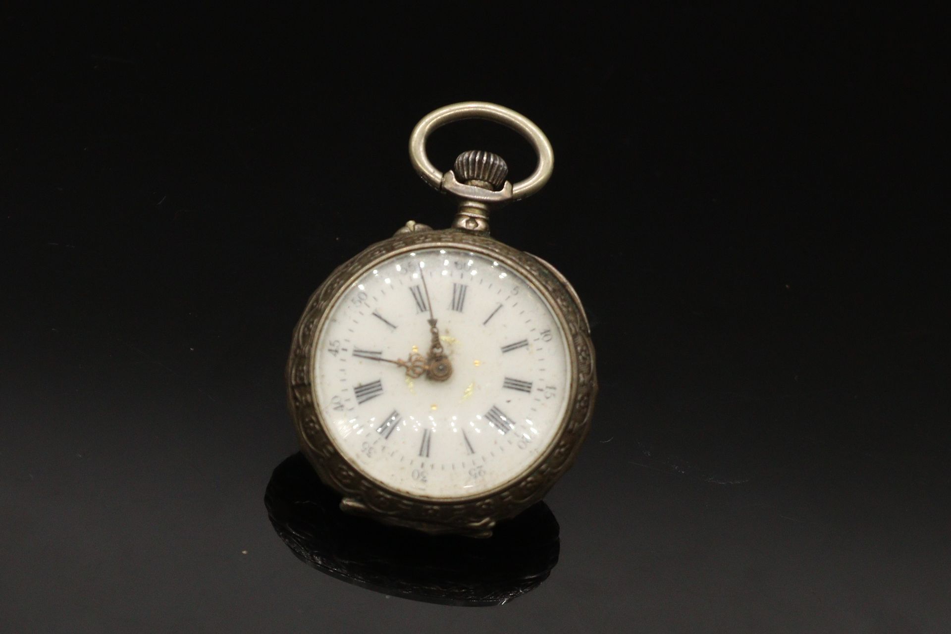Null Silver pocket watch, dial with white enamel background, Roman numerals. The&hellip;