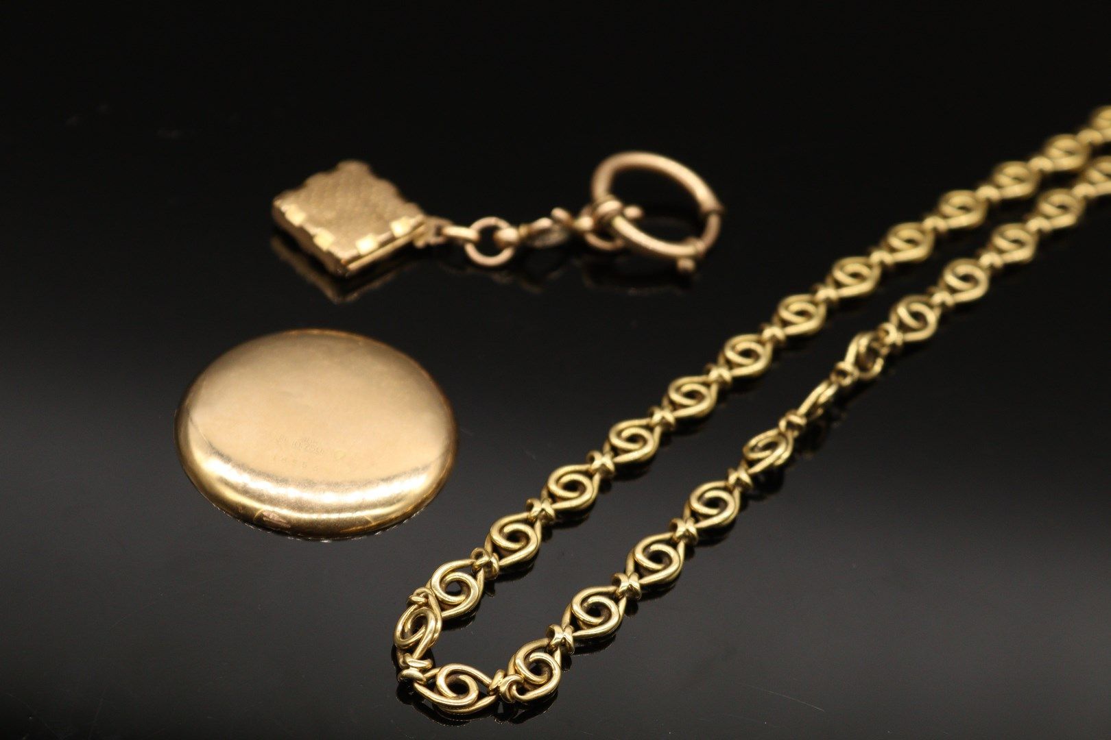 Null Lot d'or jaune 18k (750) comprenant : 

- une chaîne à gousset en or jaune &hellip;
