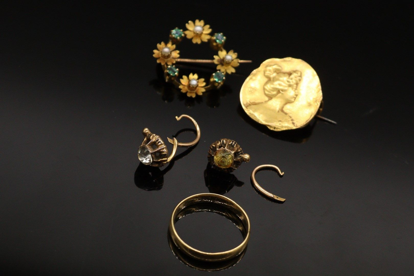 Null Lot of gold various titles including :

- a brooch representing a woman 

-&hellip;