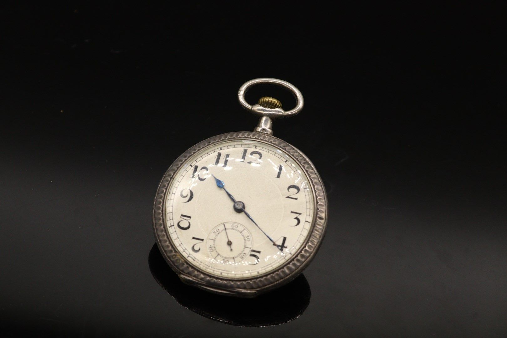 Null Reloj de bolsillo plateado con esfera gris, subesfera a las 6, números árab&hellip;