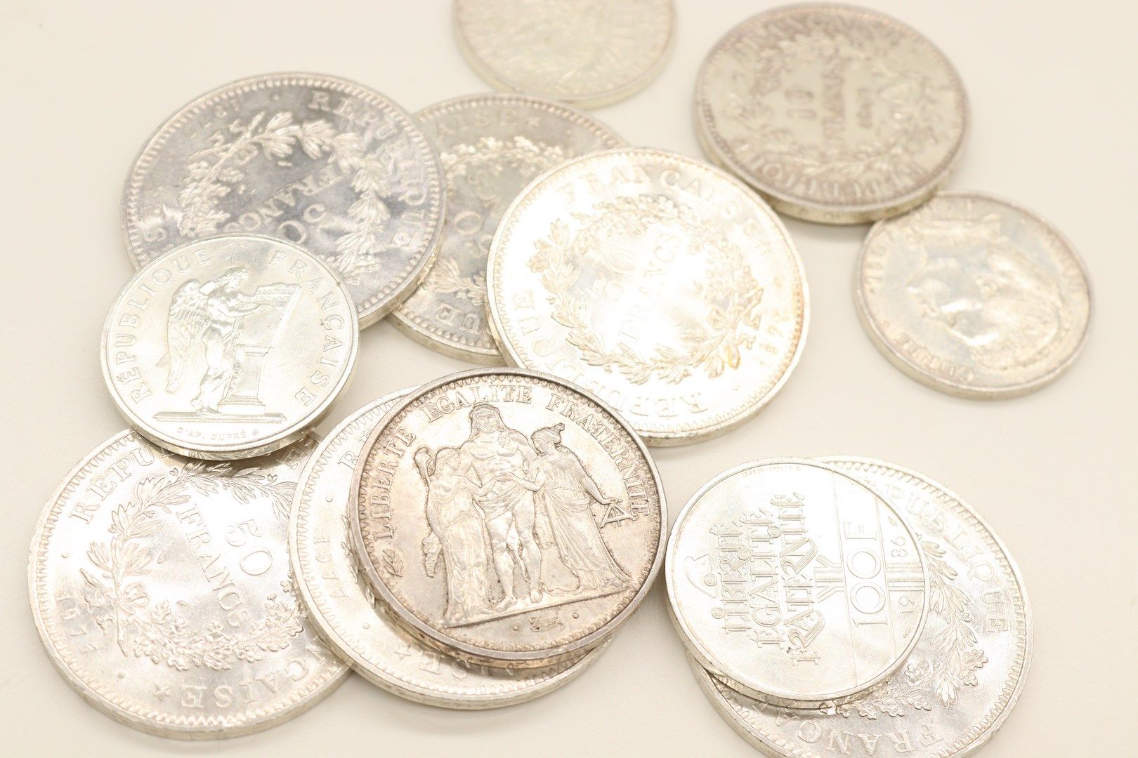 Null Lote de monedas de plata que incluye :

- cuatro monedas de 100 francos (2x&hellip;