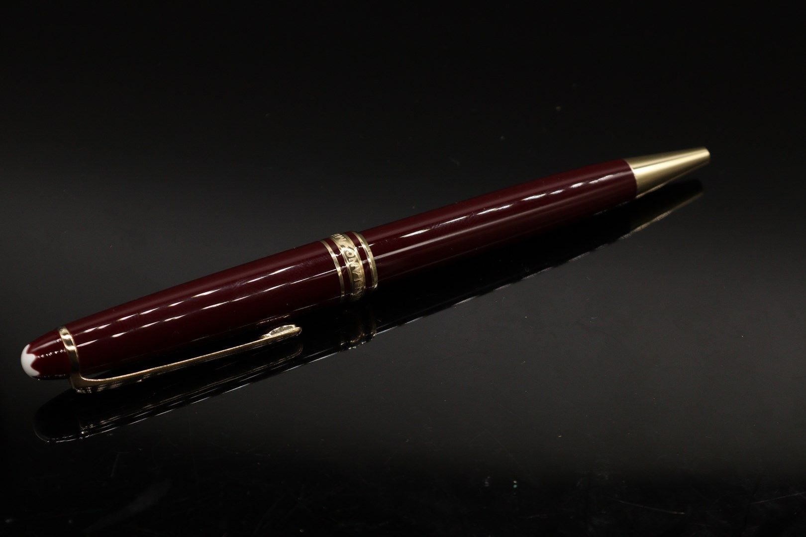 Null MONTBLANC 

Ballpoint pen model Meisterstuck in burgundy lacquer. 

In a ca&hellip;