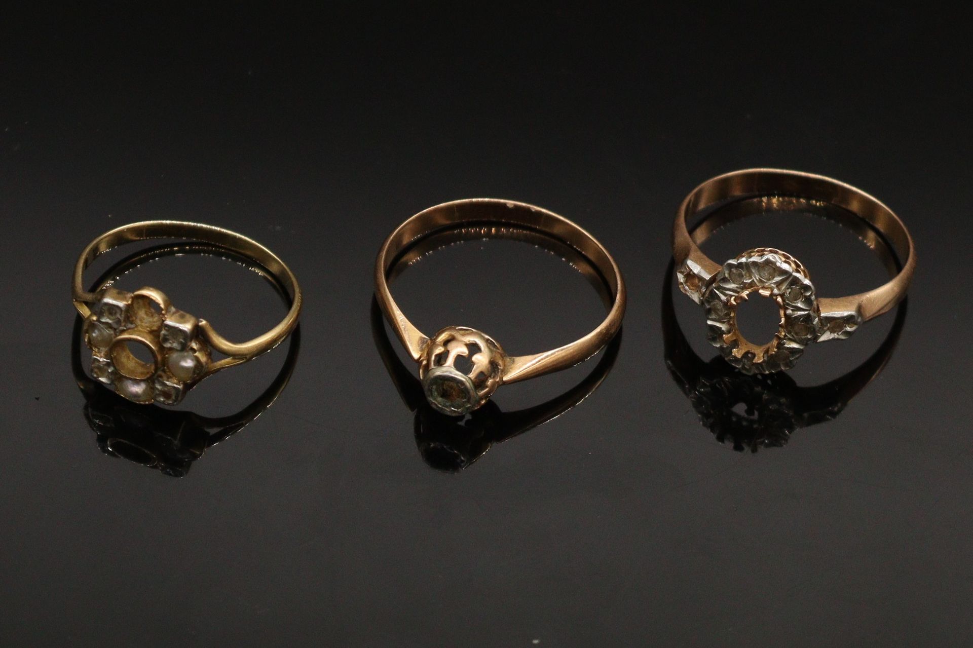 Null 碎片：三个18K(750)黄金和白金戒指镶嵌，其中两个镶嵌了小钻石。



毛重：5.10克。