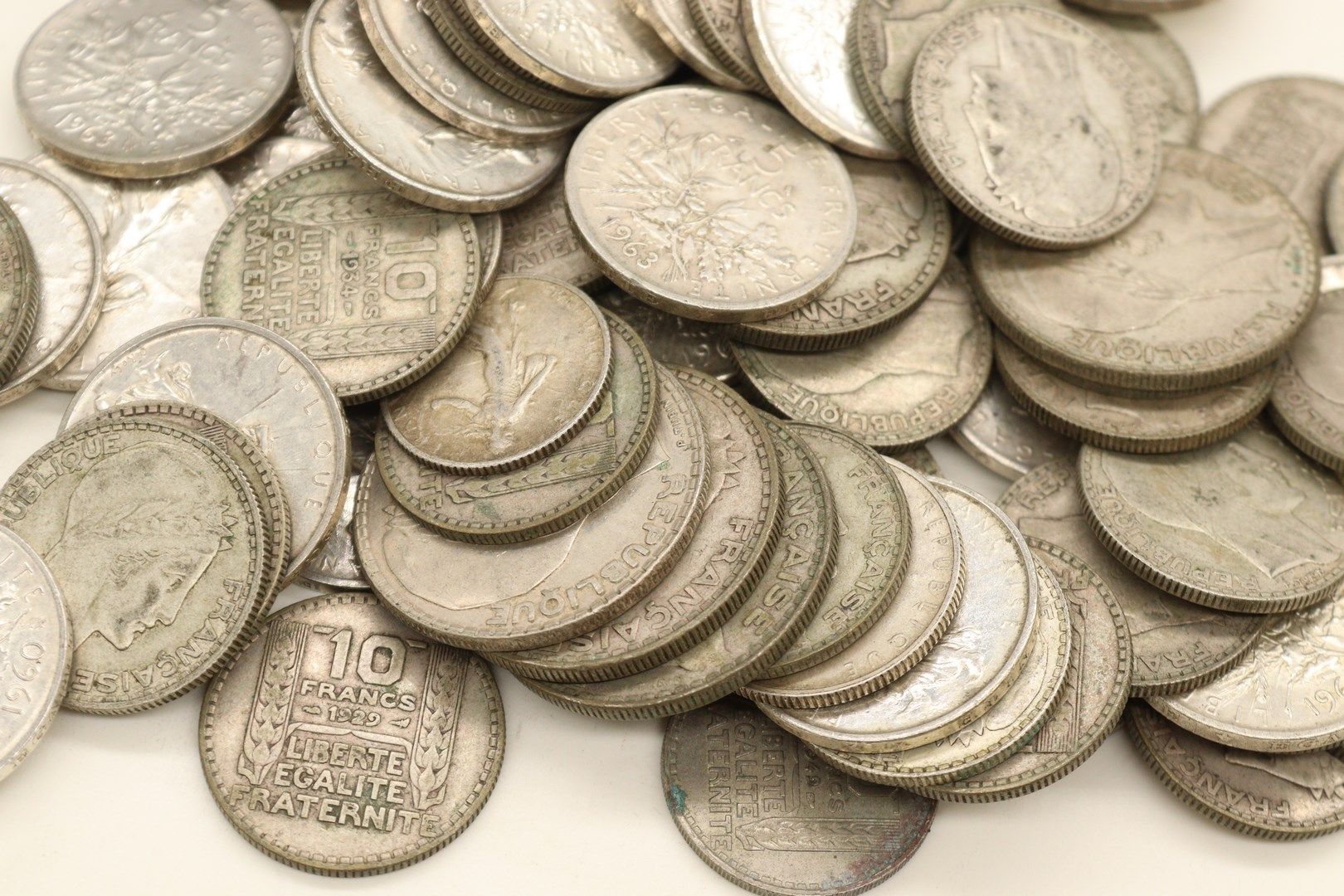 Null 一批5法郎、10法郎和20法郎的银币

重量：2.100公斤。