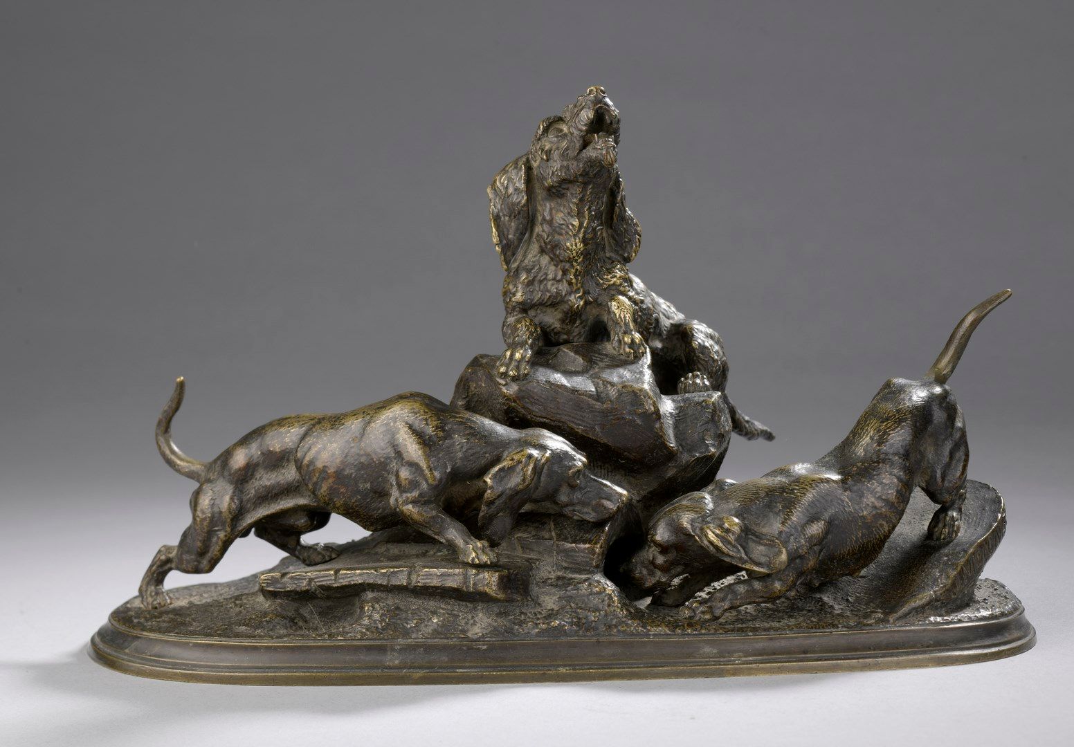 Null 莫尼耶兹-朱尔，1835-1894

三只狗在一只梗犬面前

带有深棕色铜锈的青铜组（铜锈有磨损和氧化的痕迹），在露台上：J MOIGNIEZ

高度&hellip;